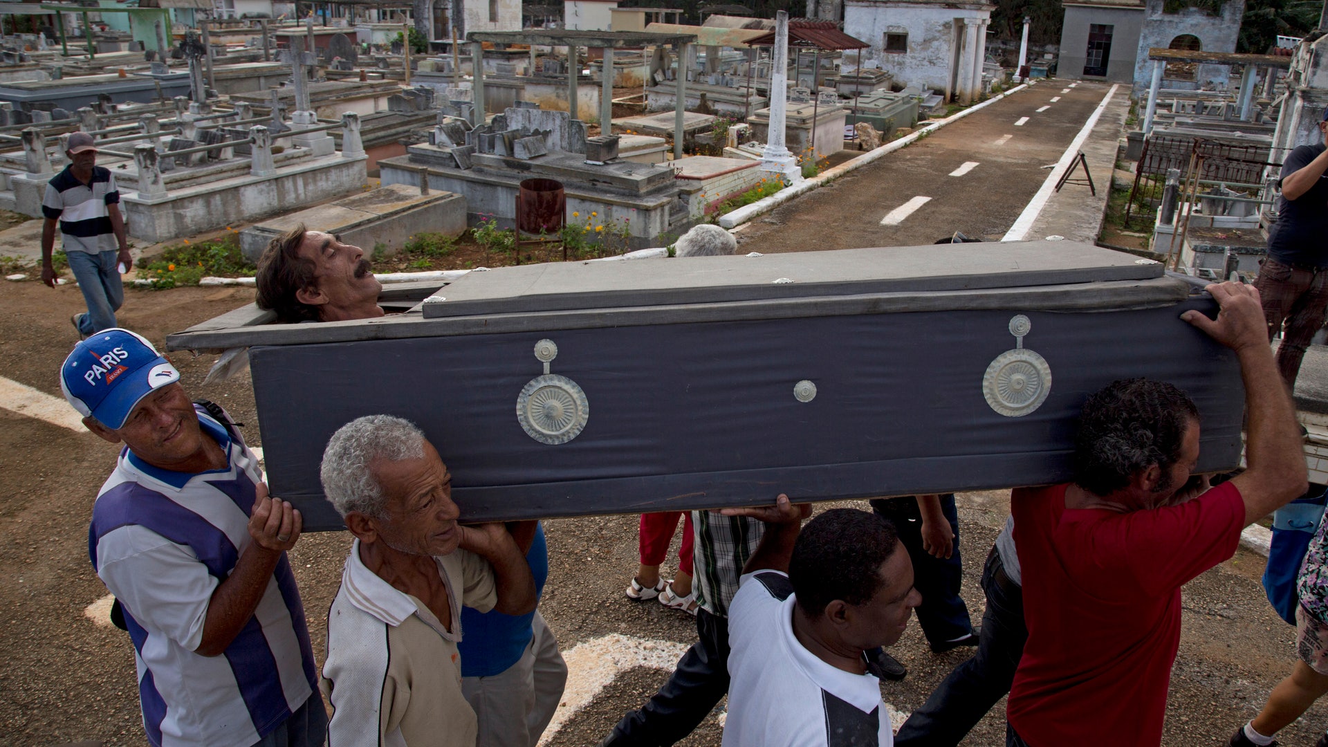 Необычные прощания. Самые странные похороны. Кладбище на Кубе. Самые необычные похороны в мире. Самые странные похороны в мире.
