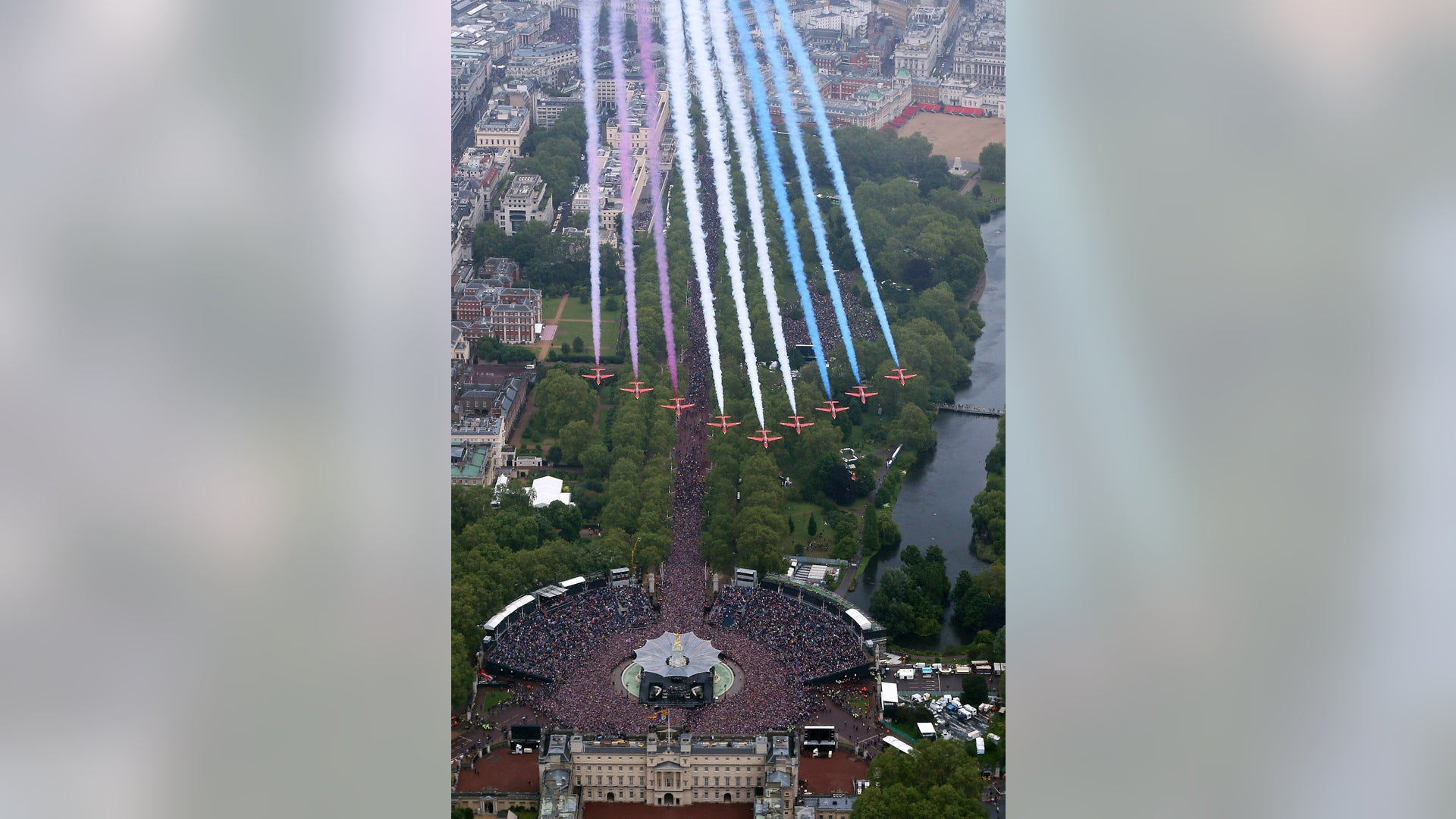 APTOPIX_Britain_Queen_Pata_3_