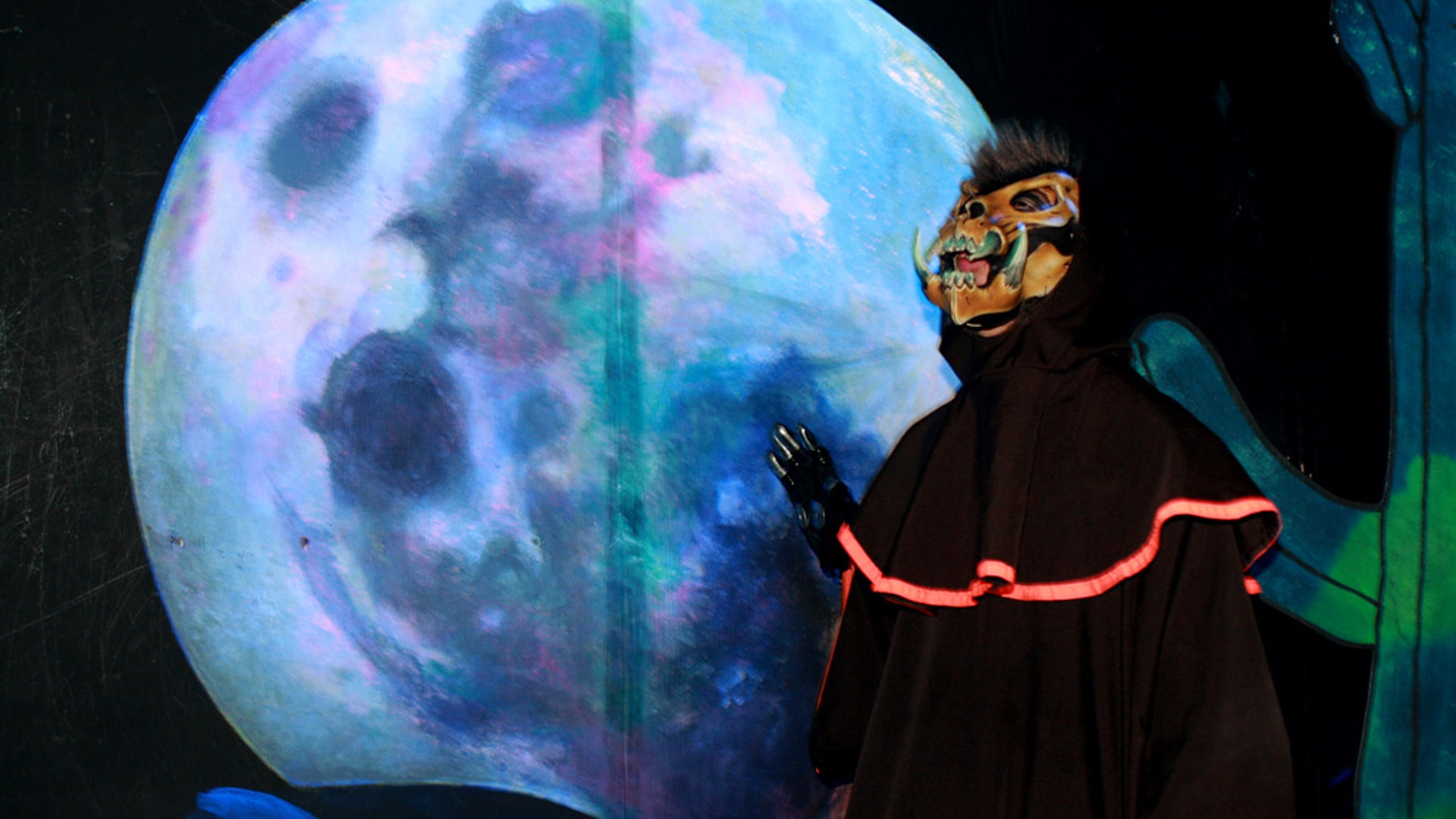 3__El_Chupacabra_creature_stalks_the_desert___Knotts_Berry_Farm