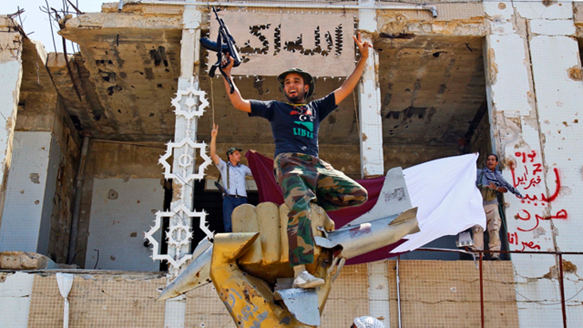 Aug_24_Libyan_Rebels_Qaddafi_Compound_with_Gun