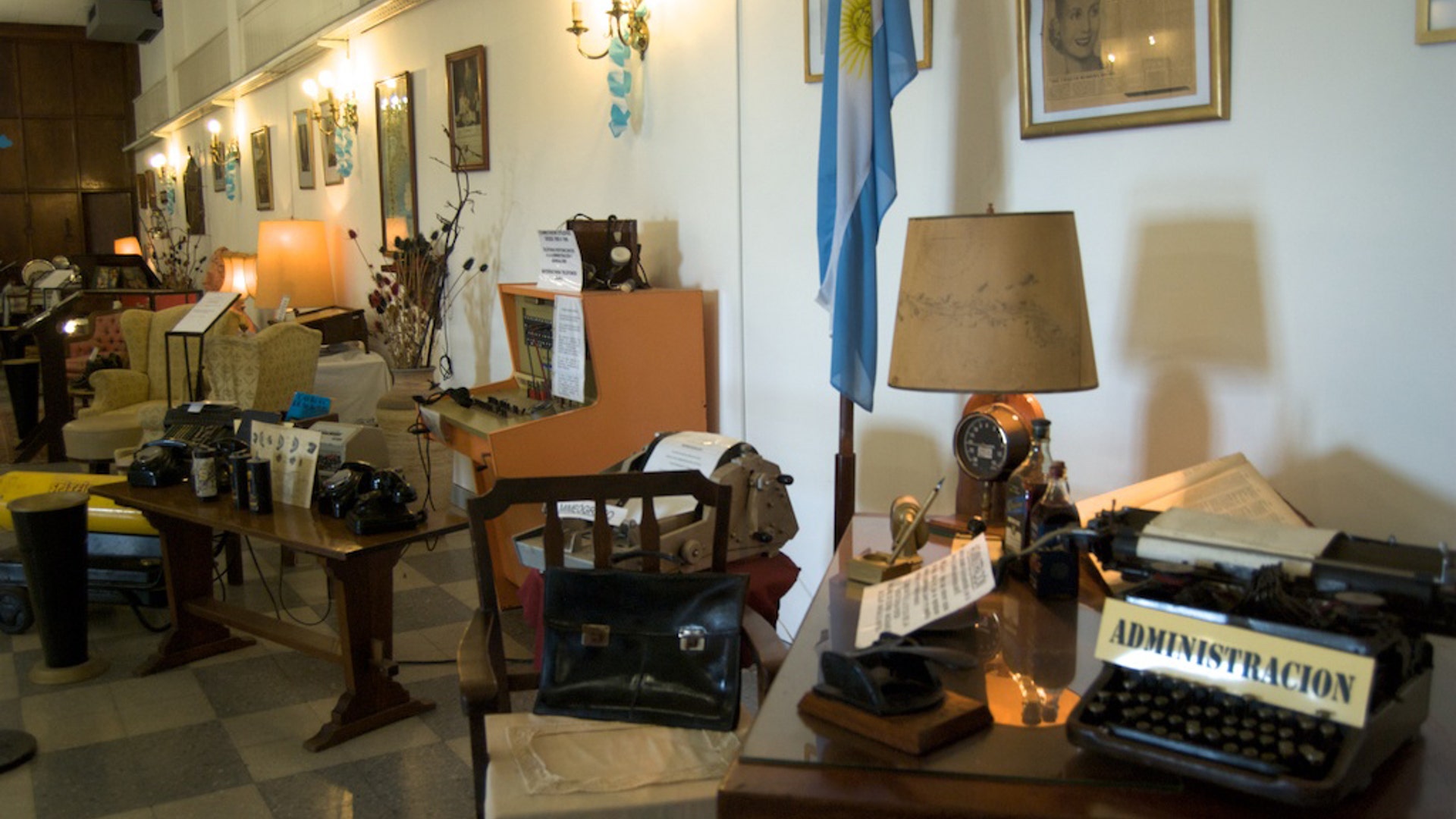 Chapadmalal_Museo_Eva_Peron_desk_by_Beatrice_Murch