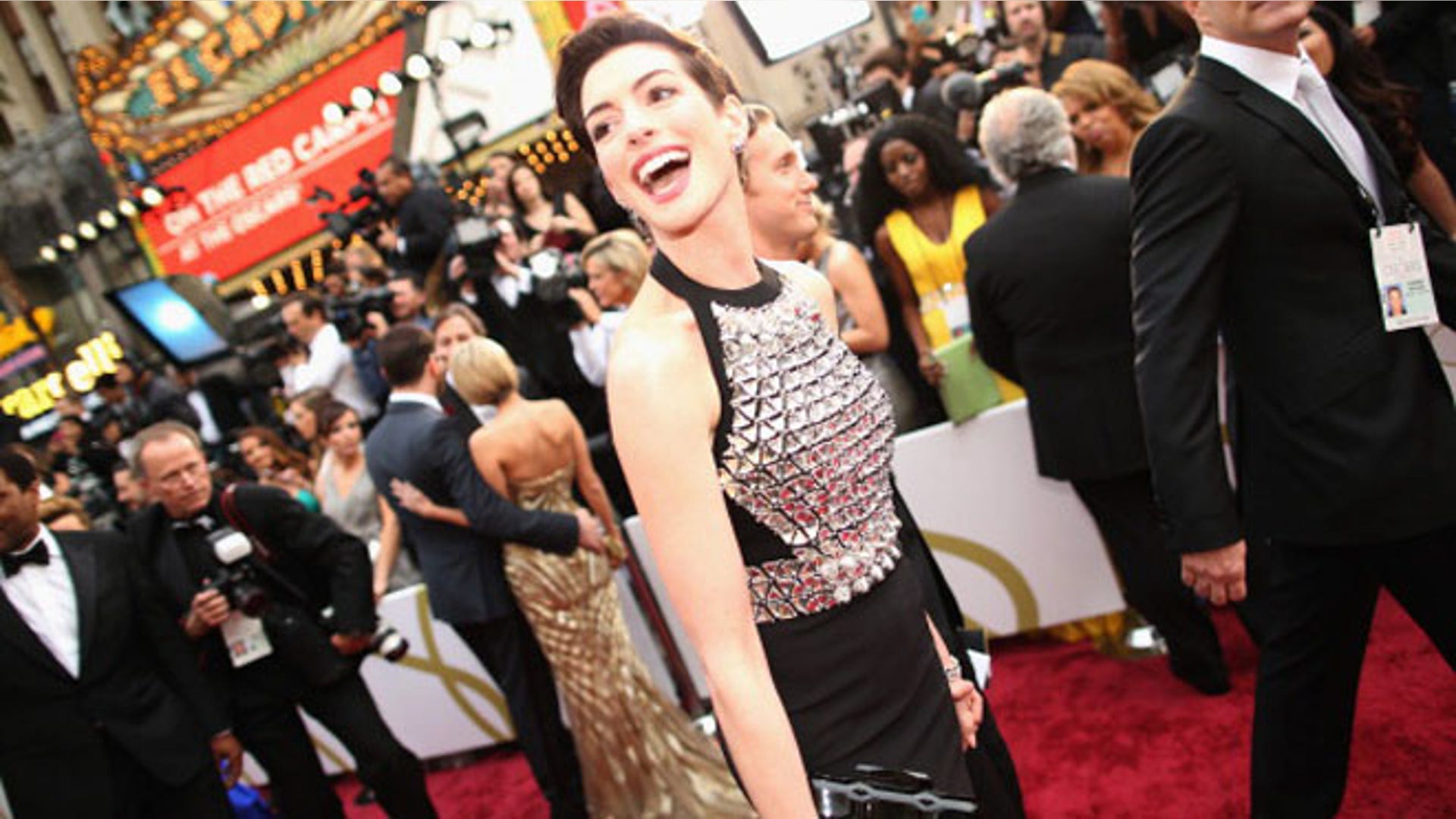 Anne_Hathaway_red_Carpet_Oscars_86