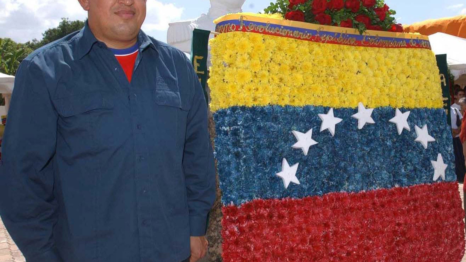 Hugo_Chavez_flowers_flag