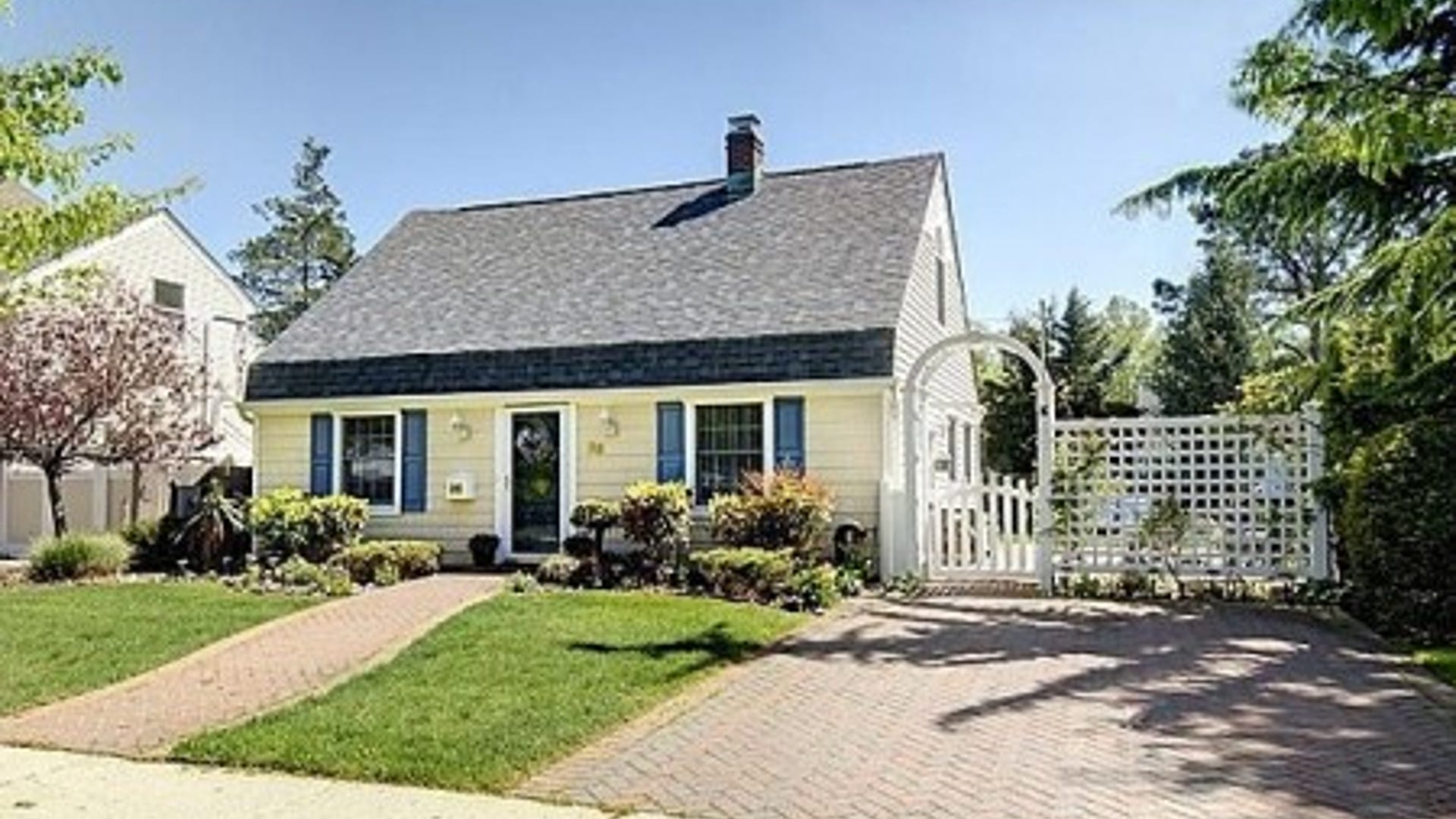 38_pebble_ln_levittown_ny_e1309207280765