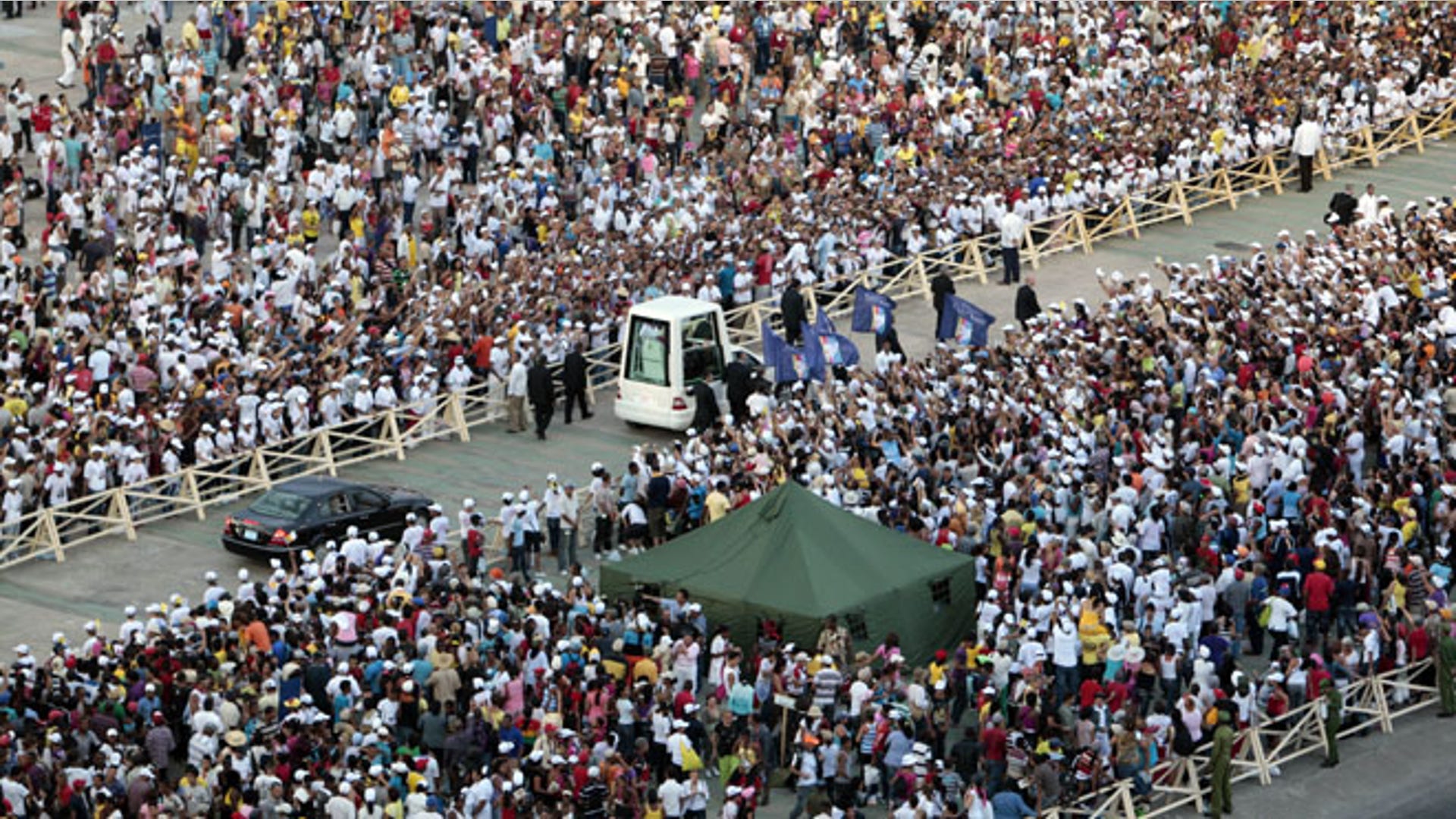 Cuba_Pope_crowd