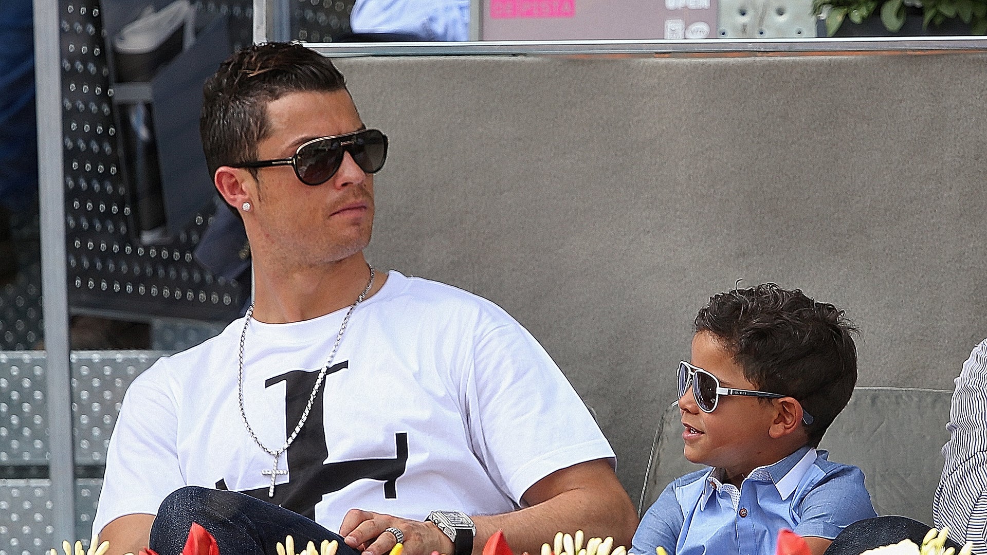 Роналдо младший. Сын Роналдо. Сын Криштиану Роналду. Cristiano Ronaldo с сыном. Роналду Джуниор.