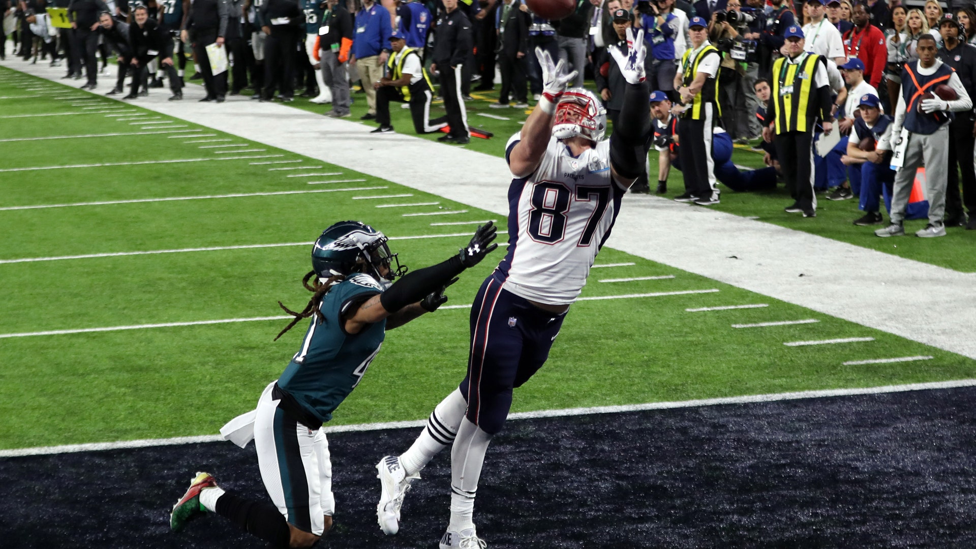 New England Patriots Rob Gronkowski catches a touchdown pass over Philadelphia Eagles cornerback Ronald Darby in Super Bowl 52