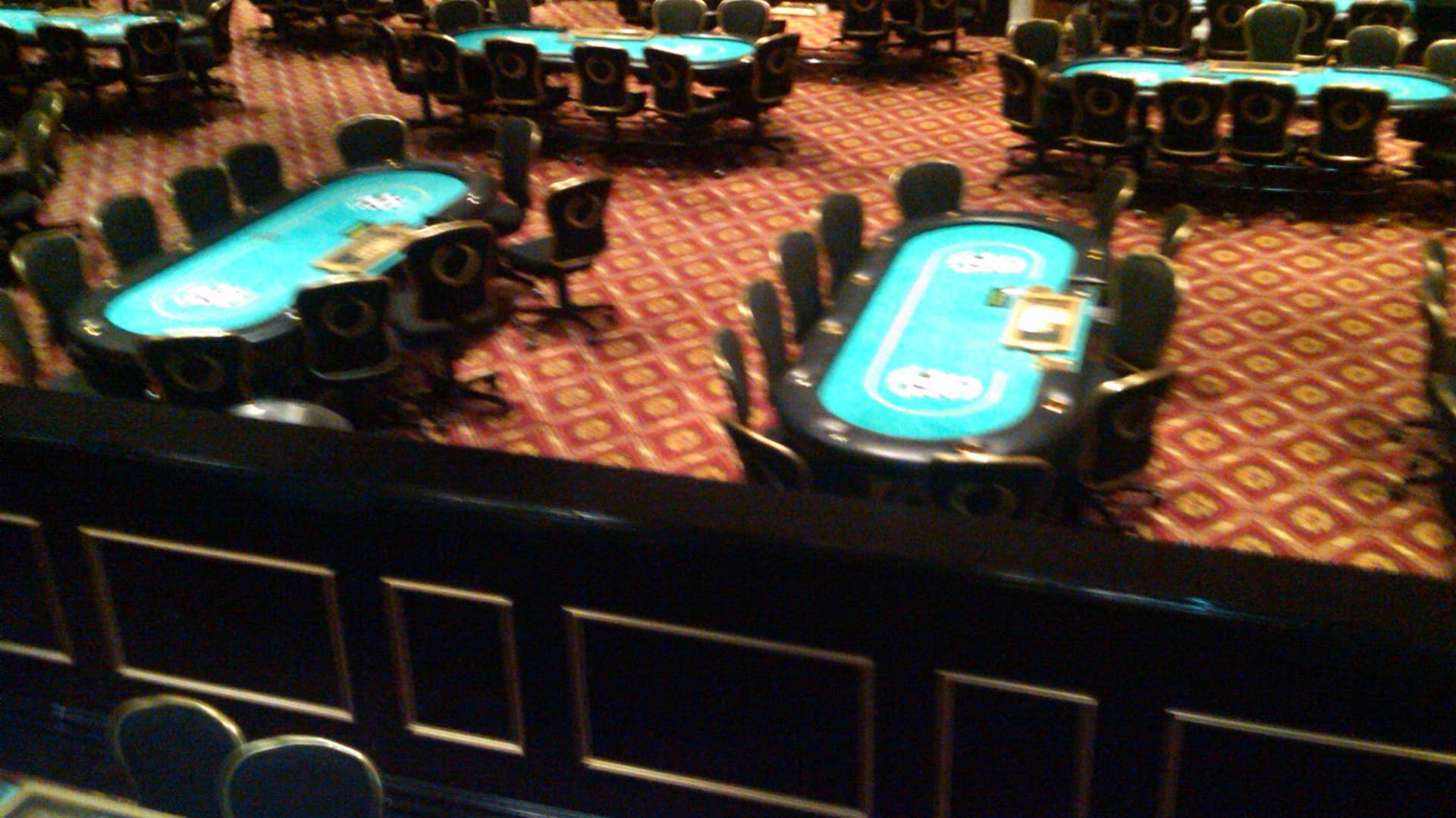 8_27_11_Atlantic_City_evacuation_leaves_Caesars_Palace_poker_room_empty