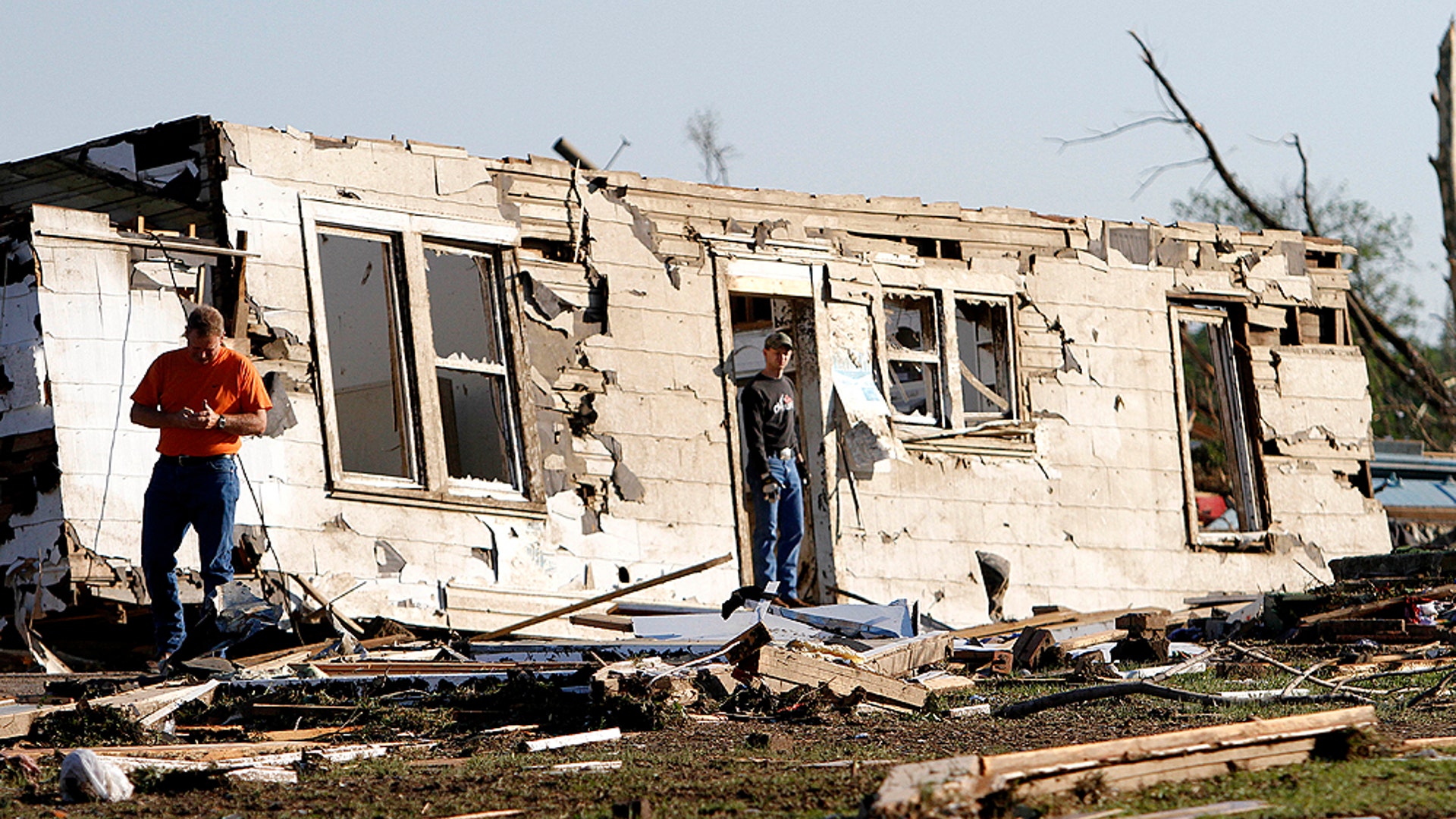 Birmingham_Residents_Search_Wreckage_AP