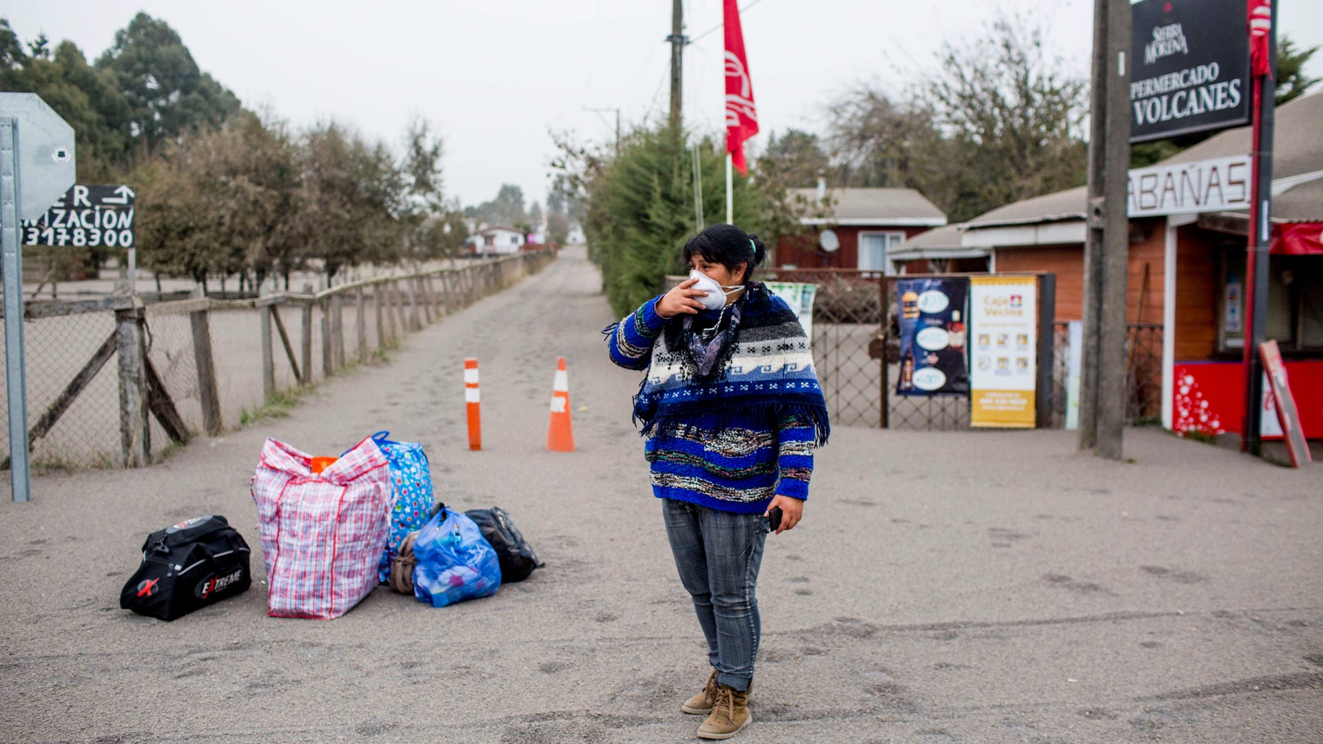 Chile_Volcano_Erupts_Vros__3_