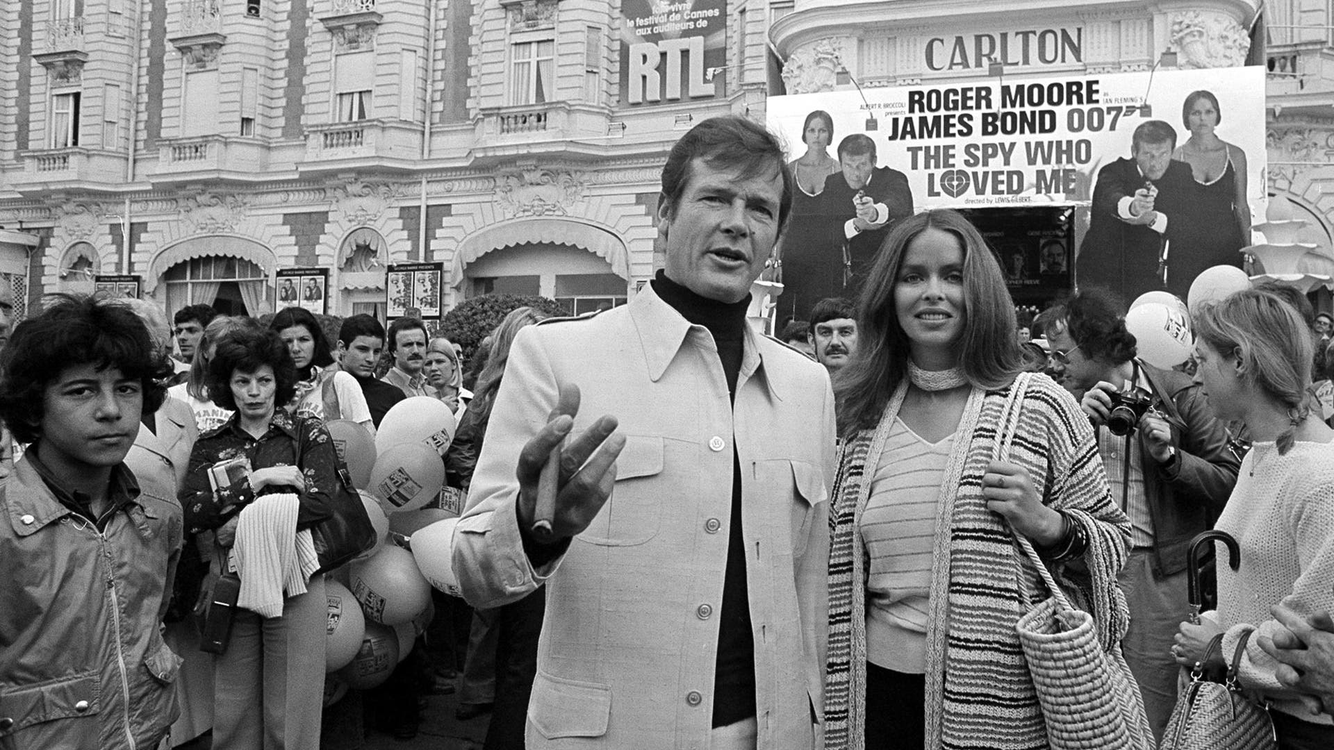 Moore with co-star Barbara Bach as they arrived for the screening of their 007 feature,
