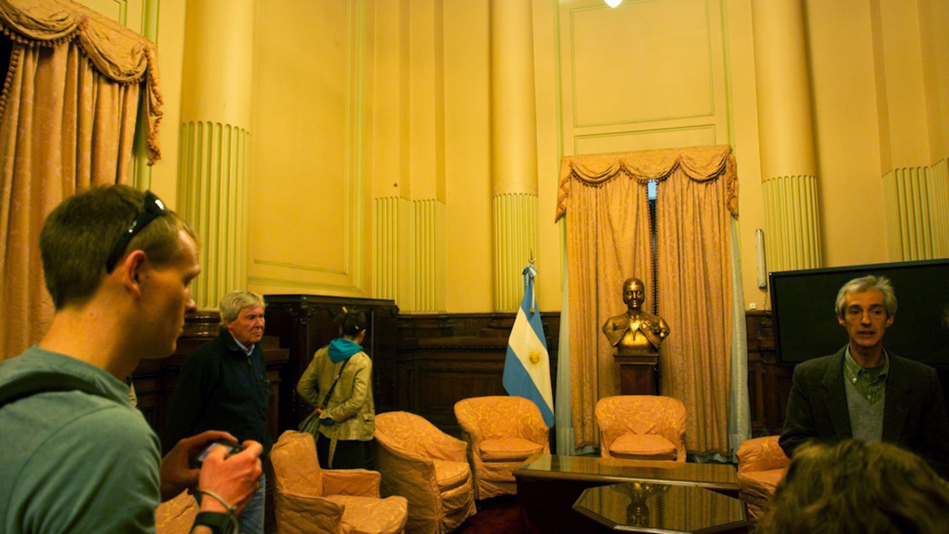 Copy_of_Congress_building_tourists