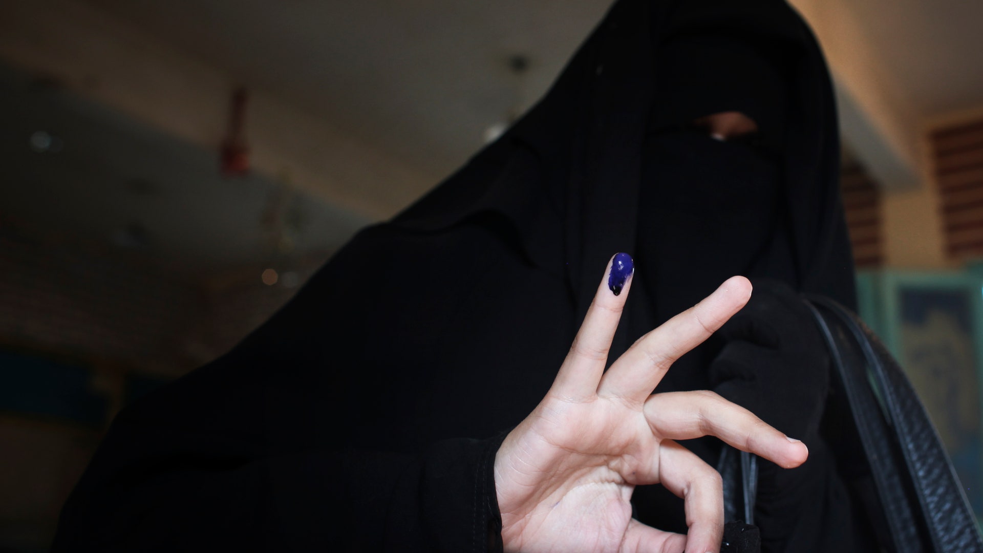 Egyptian_woman_holds