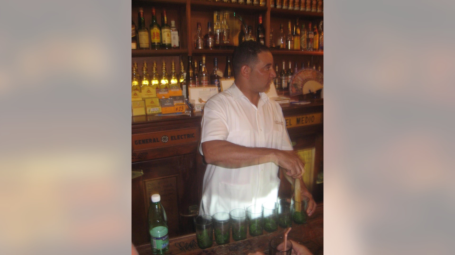 bartendermakingmojitos