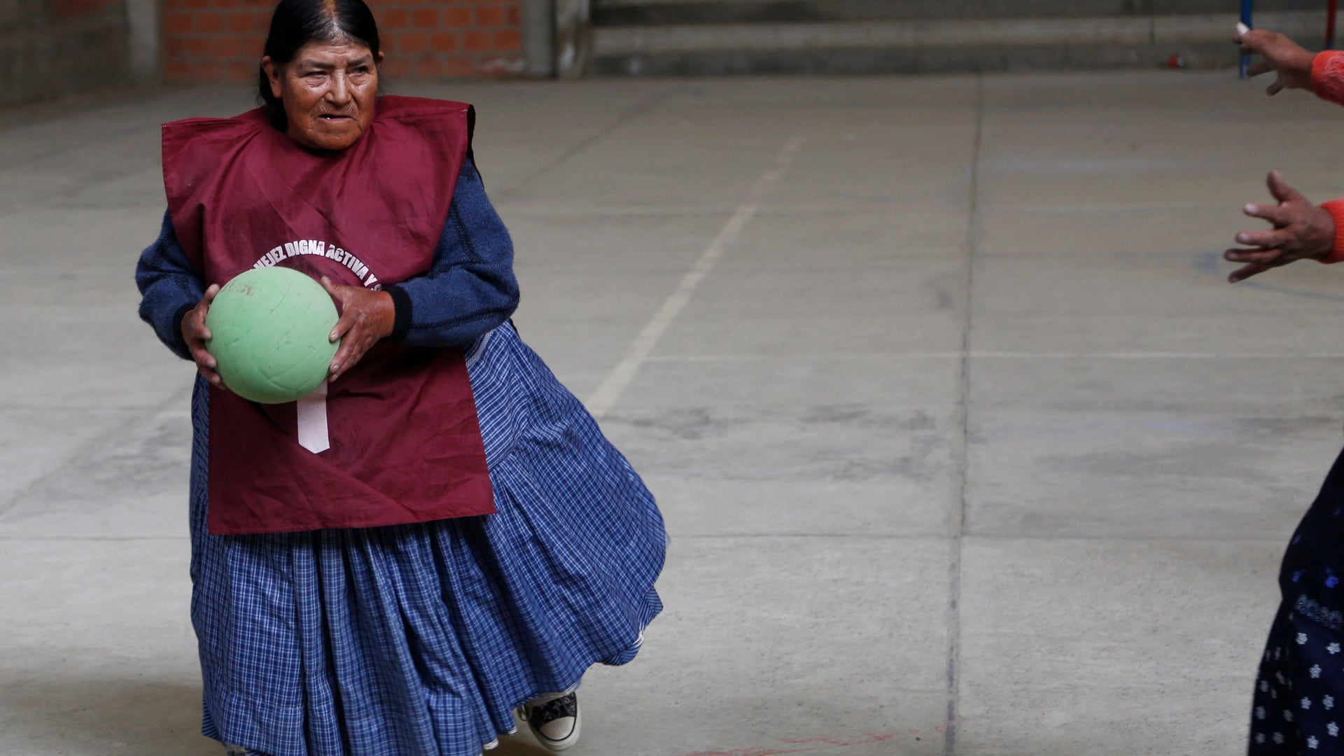 Bolivia_Grandmother_Handball__7_