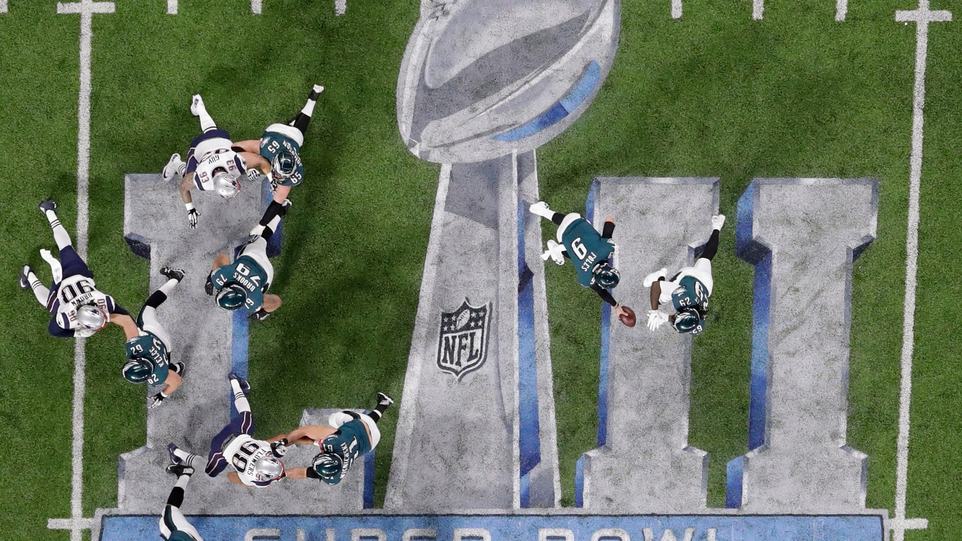 Philadelphia Eagles quarterback Nick Foles hands off to running back LeGarrette Bloun in Super Bowl 52 in Minneapolis