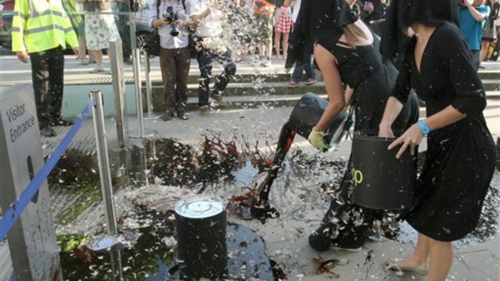 Demonstrators_Pour_Oil