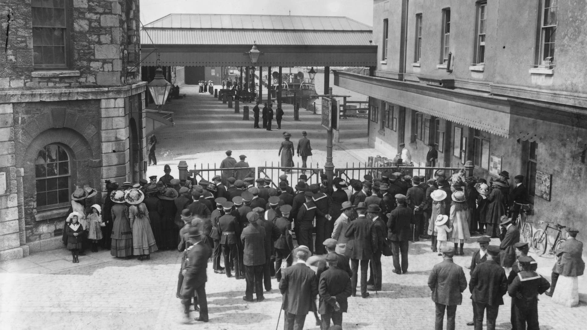 27th April 1912: Crowds wait at Plymouth dock for the arrival of the 'Lapland', after the Titanic disaster. (Photo by Topical Press Agency/Getty Images)