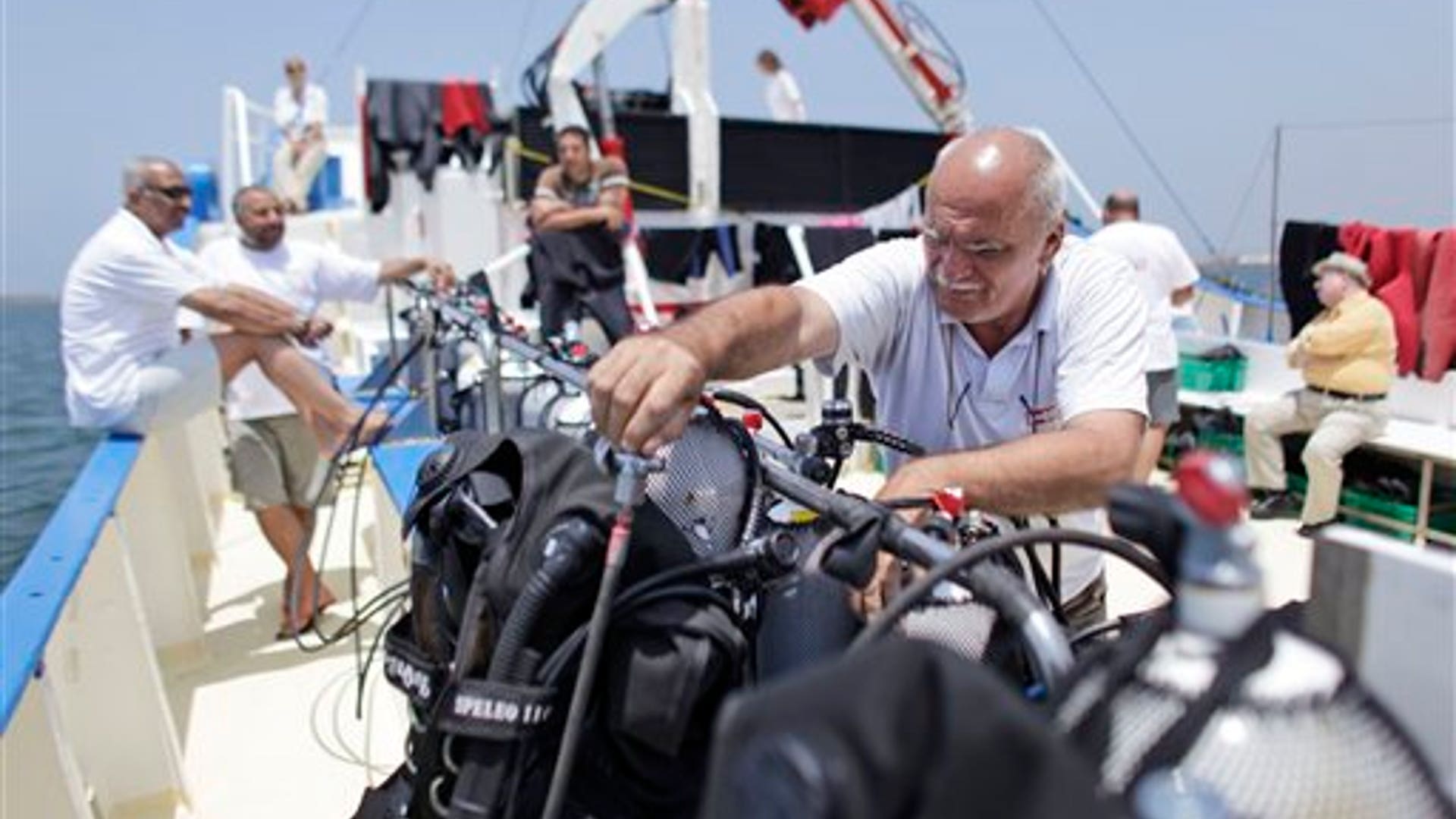 Checking_the_Dive_Tanks