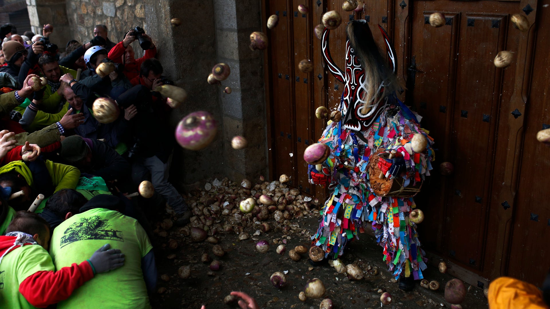 spain_turnip_throwing__8_