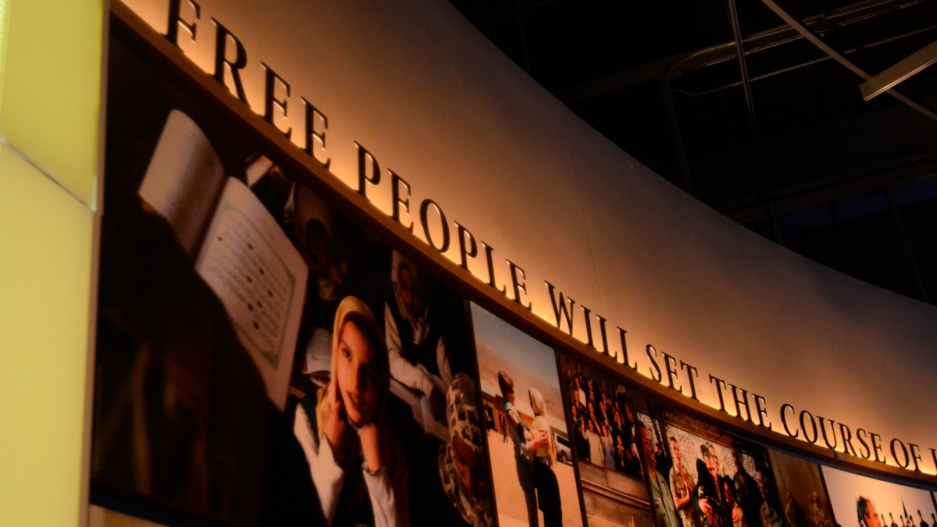 Bush_Library_Museum_Garc_1_