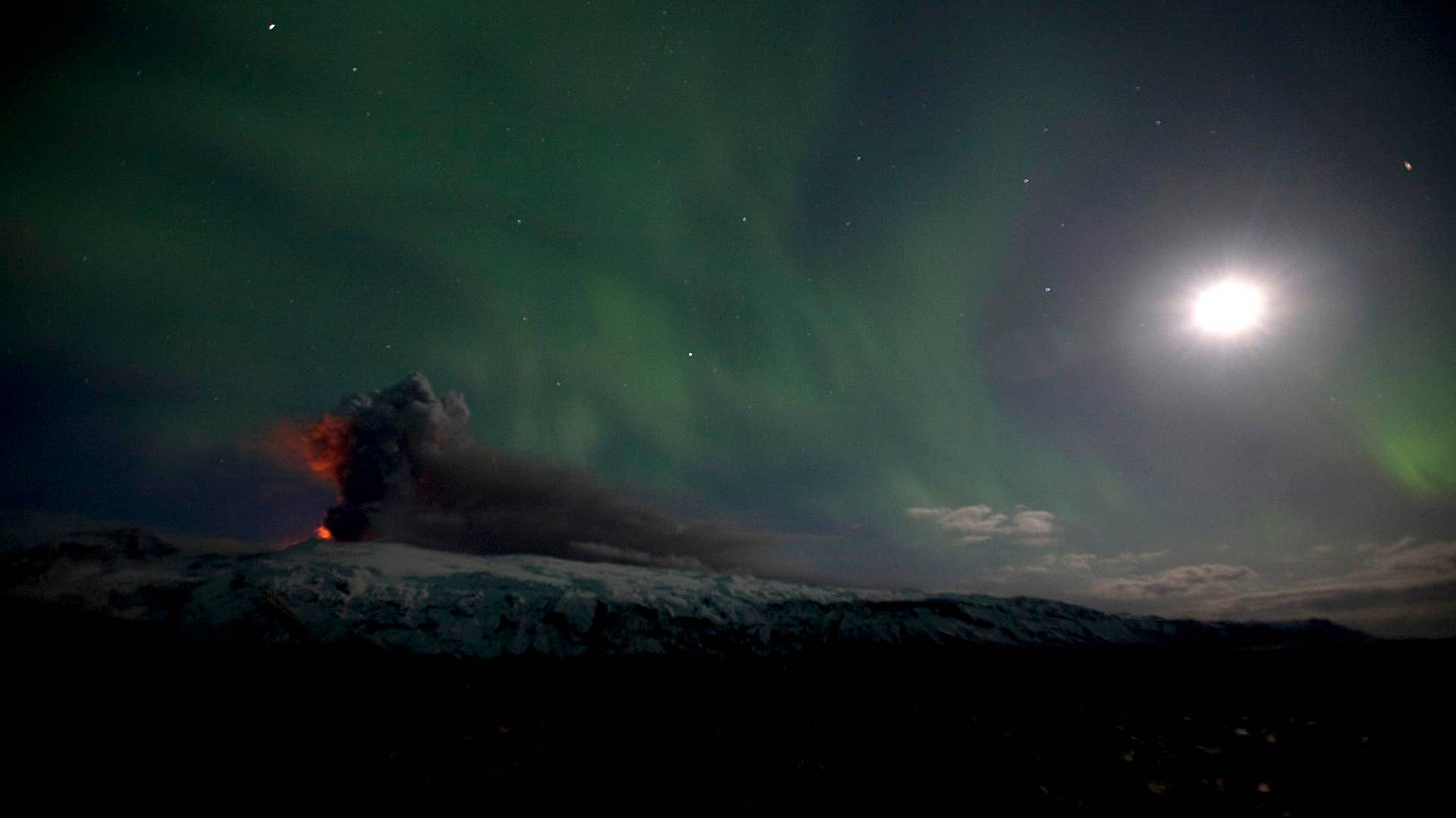 Northern_Lights_Over_Iceland_2