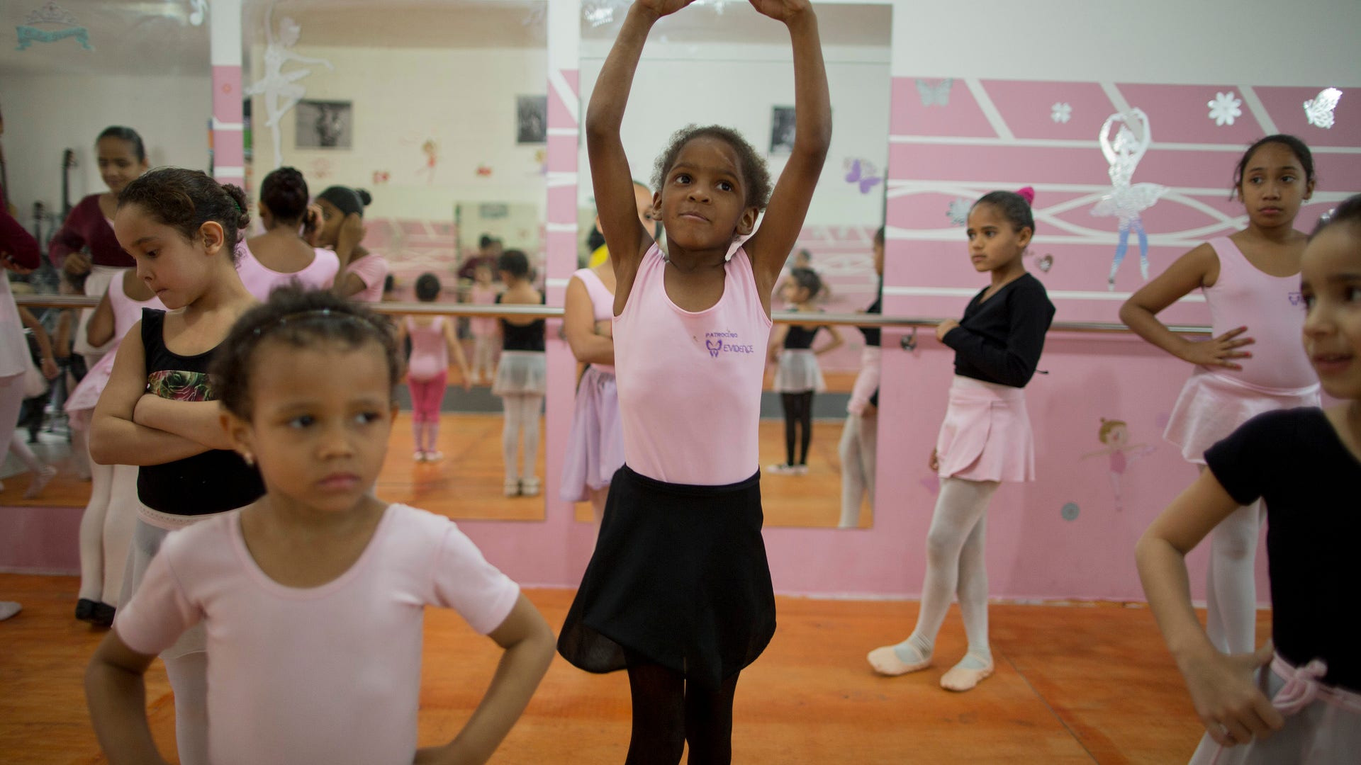 Brazil_Favela_Ballet_Vros__6_