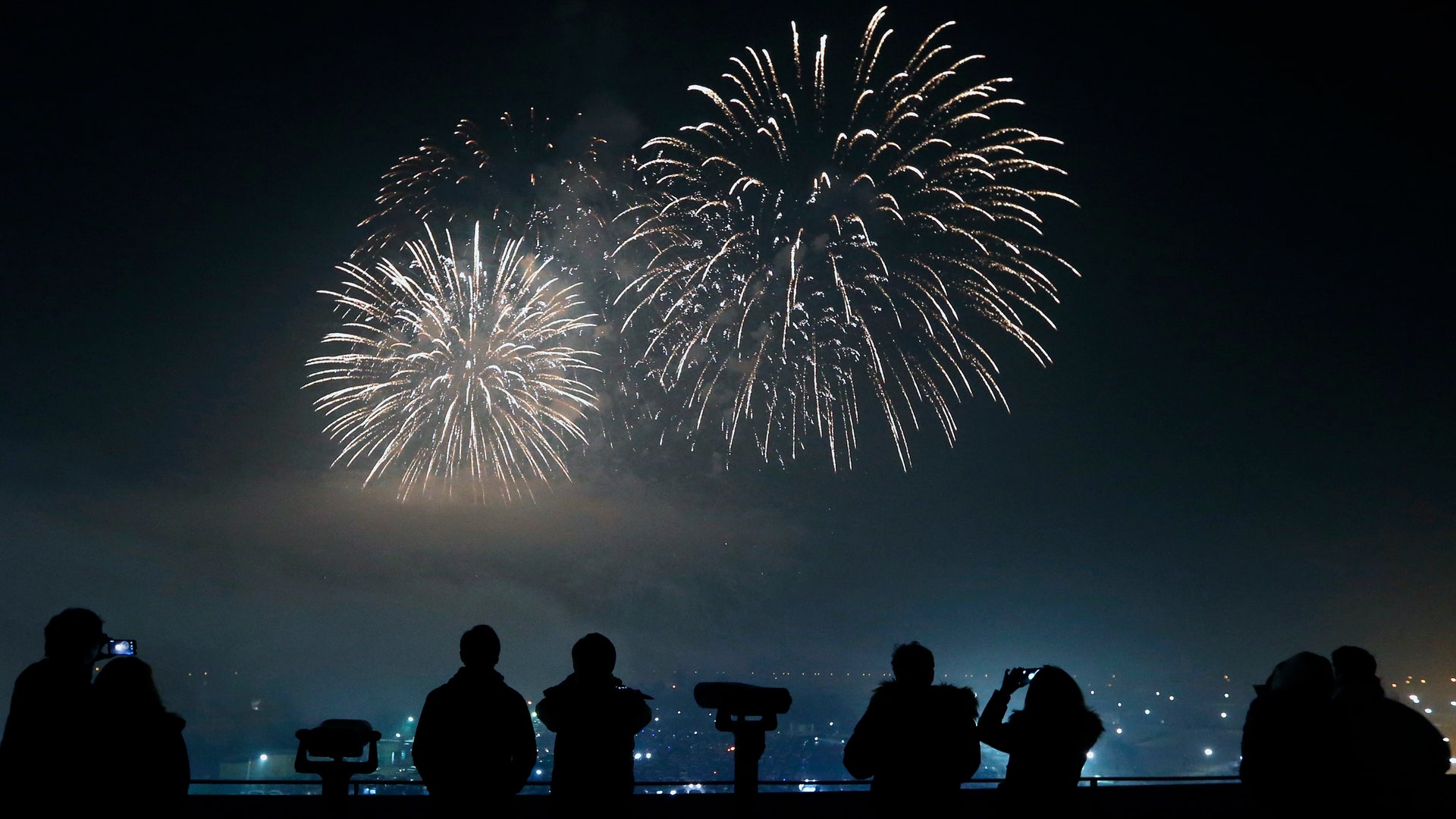 4 new years. Салют над Сеулом. Фейерверк на Мальдивах. Мальдивы новый год салют. Салют на Мальдивах.