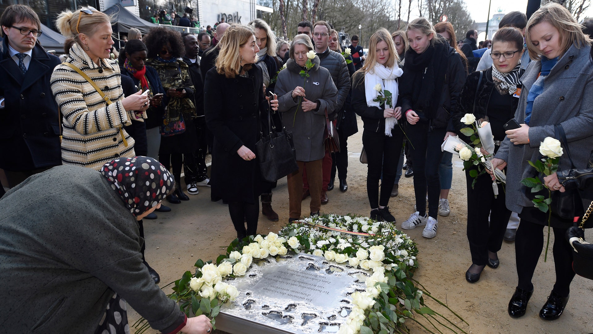 Ceremonies have taken place to mark one year after the suicide bomb attacks in Brussels that killed 32 people.