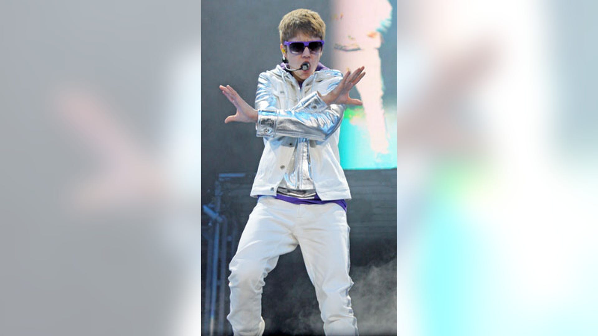 8_justin_performs