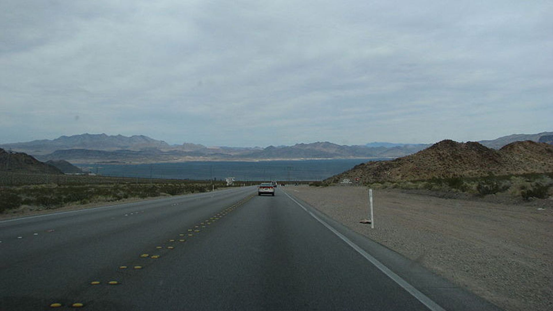 800px_US_93_S_between_Boulder_City_NV_and_the_Hoover_Dam