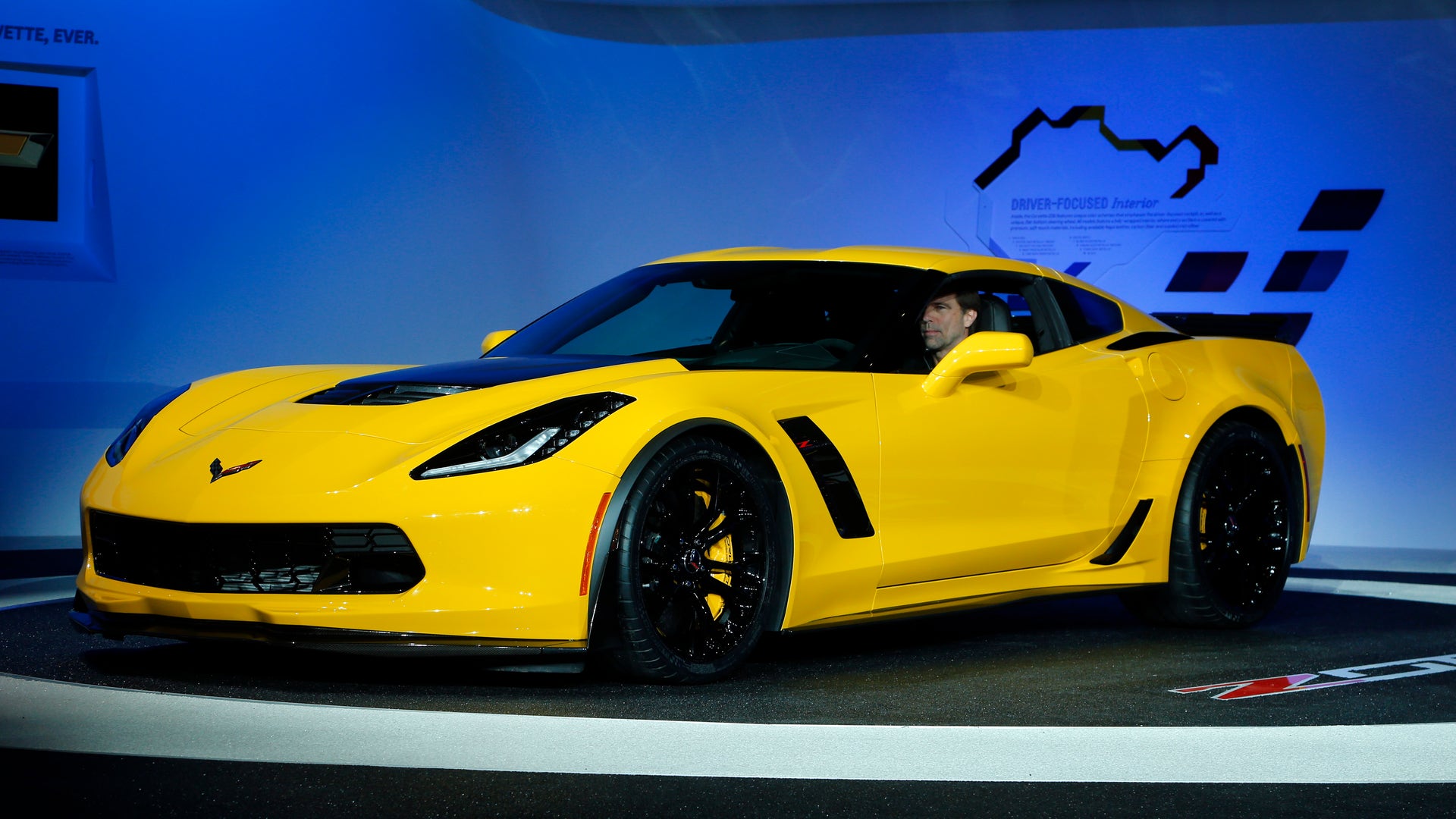 Debut 6.2. Corvette z06 2015 Loma. Шевроле Корвет Бэтмен. Корвет желтый на телефон.