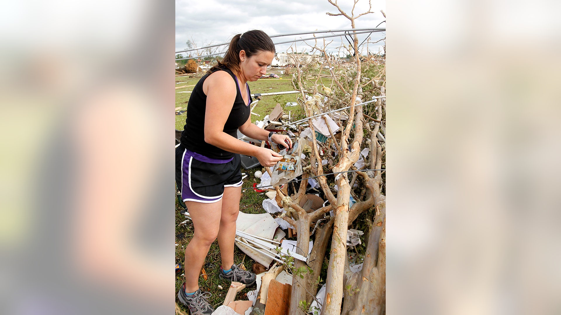 Woman_Searches_Wreckage_in_Alabama_AP
