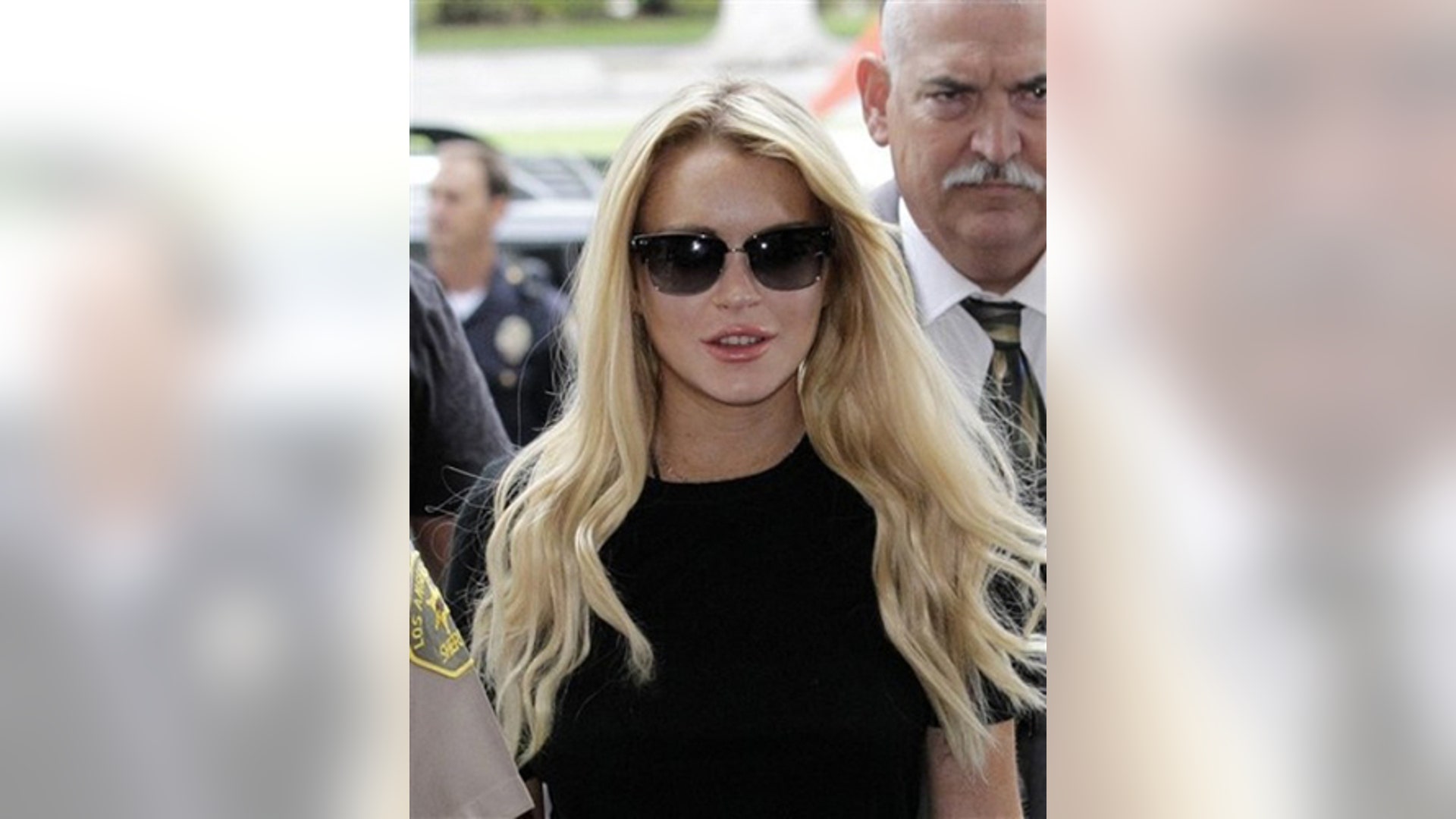 Lindsay Arrives to Court