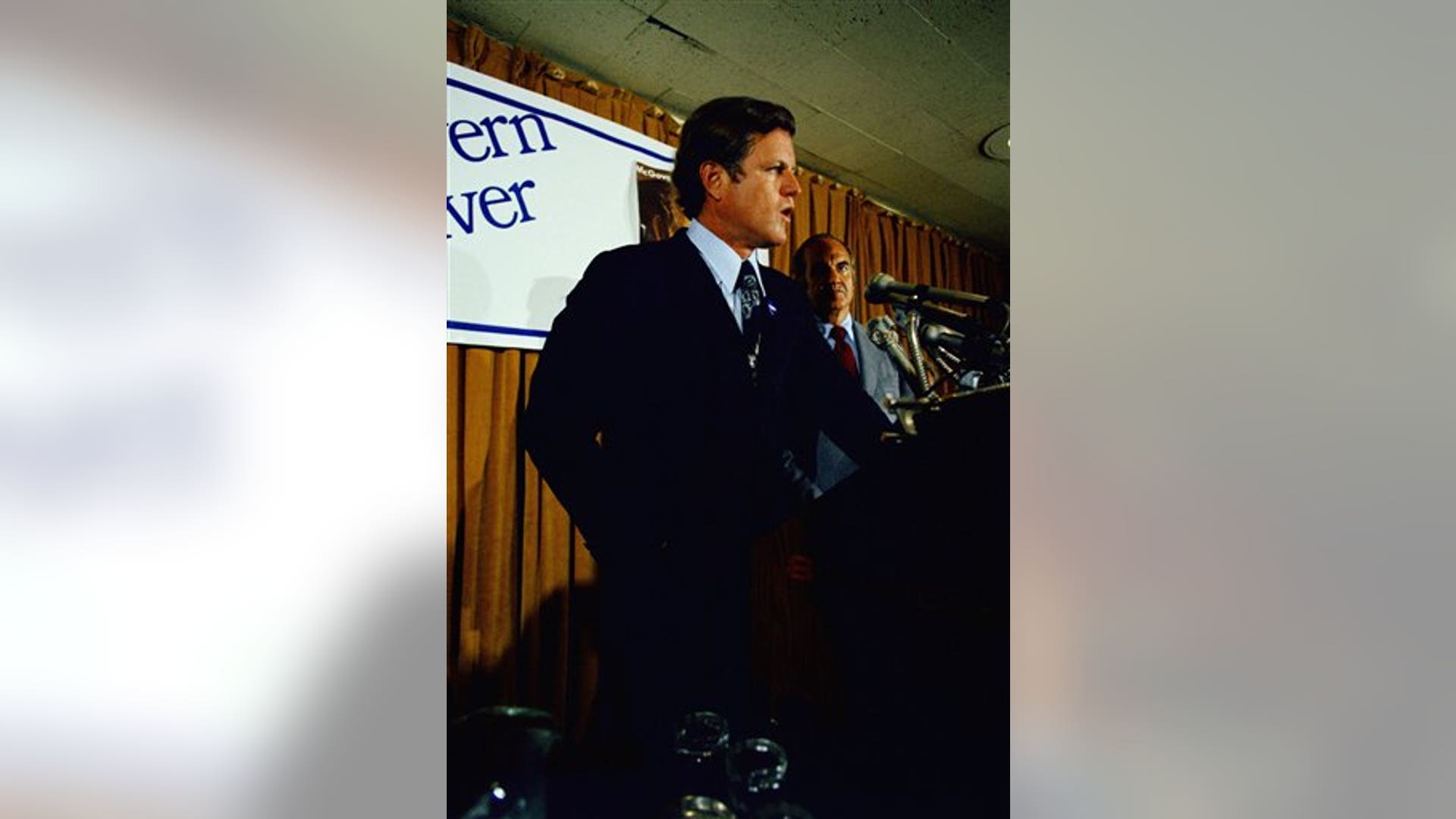 Ted_Kennedy_the_Campaigner1