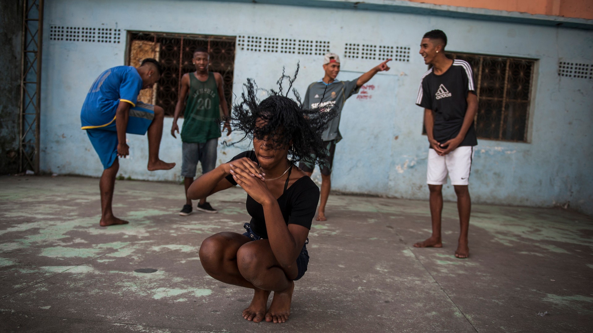 Brazilian dança phonk перевод. Девушки в бразильских трущобах. Девушки из бразильских фавел. Трущобы в Бразилии девушки. Бразильские банды девушек.