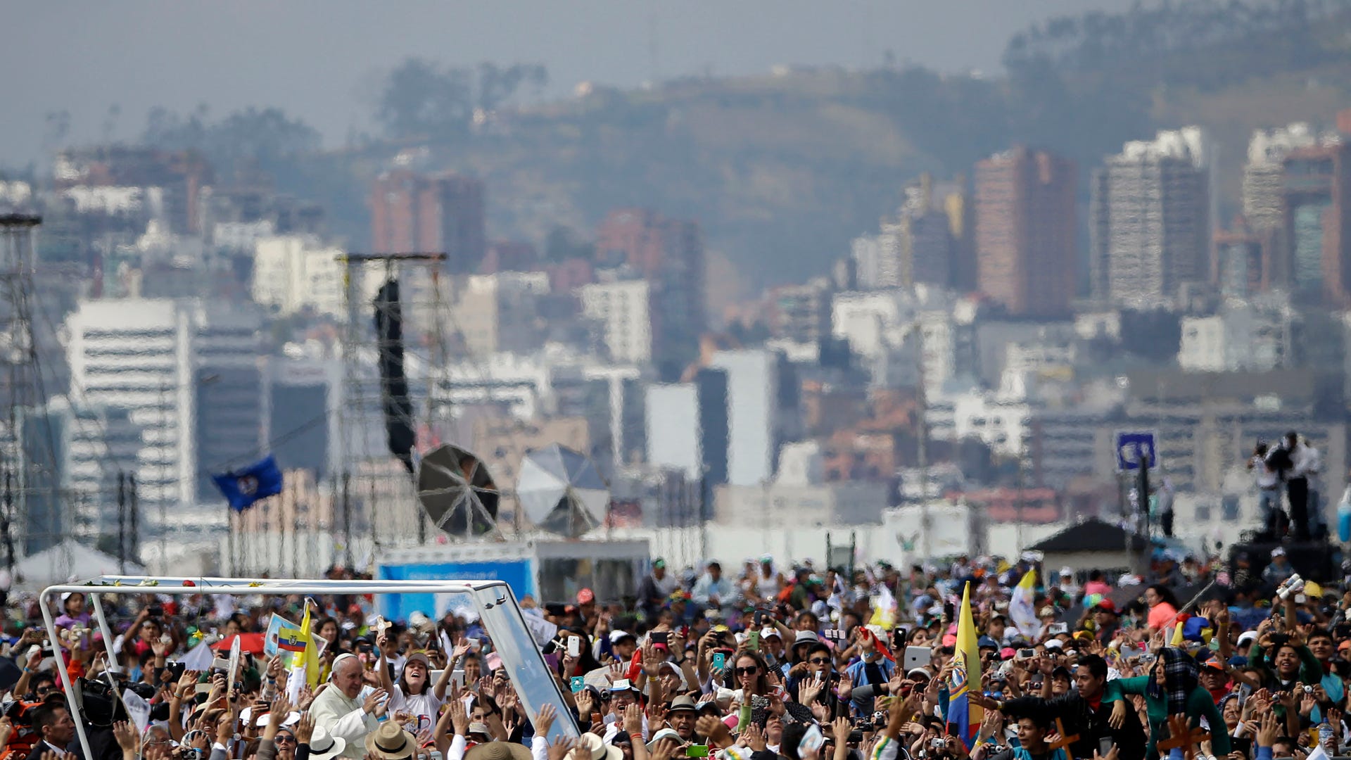 APTOPIX_Ecuador_Pope_Vros__1_