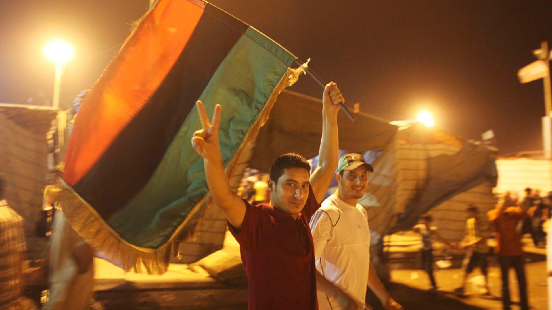 Man_Does_Peace_Sign_in_Libya