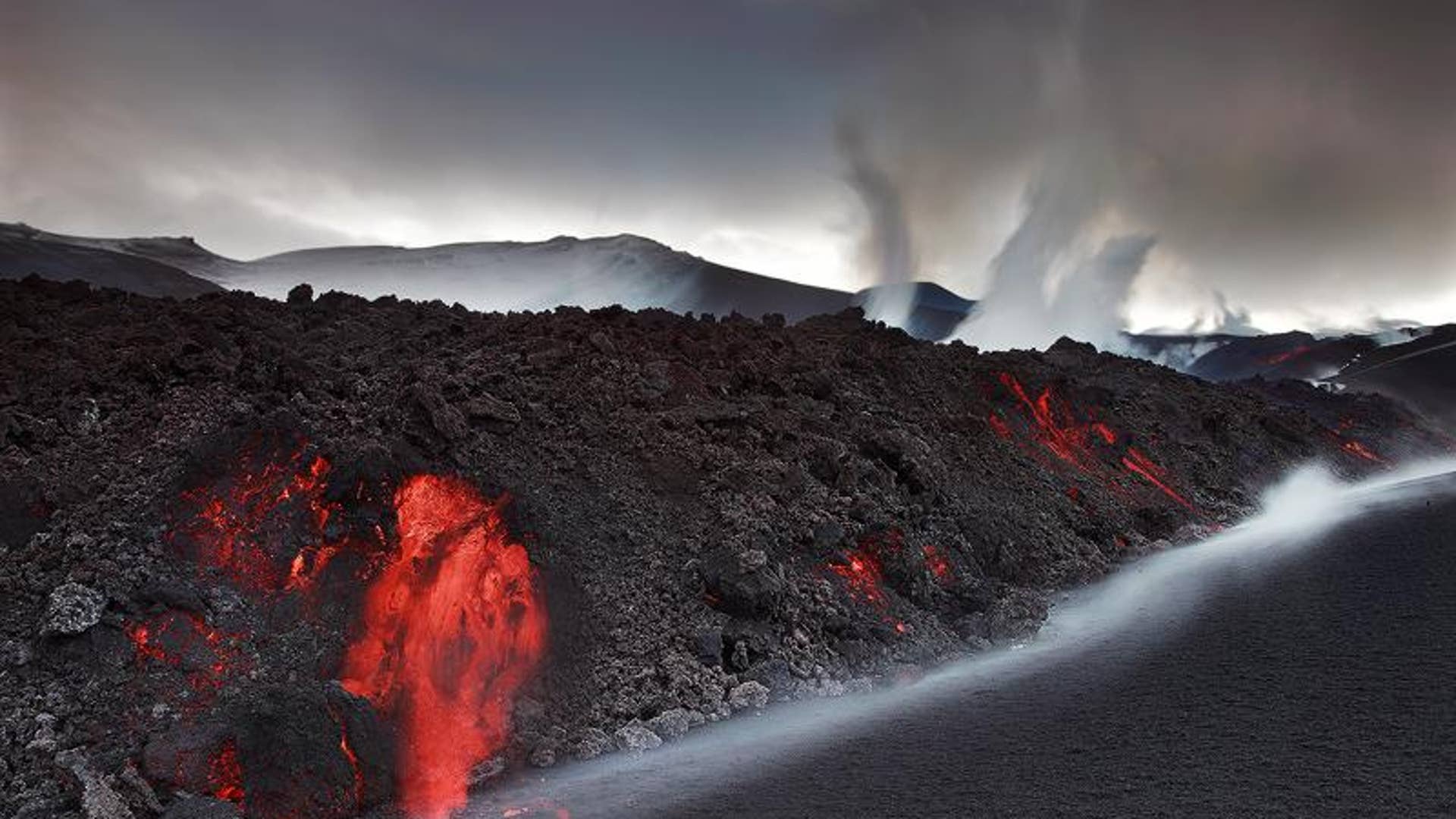 Застывшая лава минерал. Вулканический сонария. Вулканическая лава камень. Вулканический туф горная порода. Вулканический сонария.
