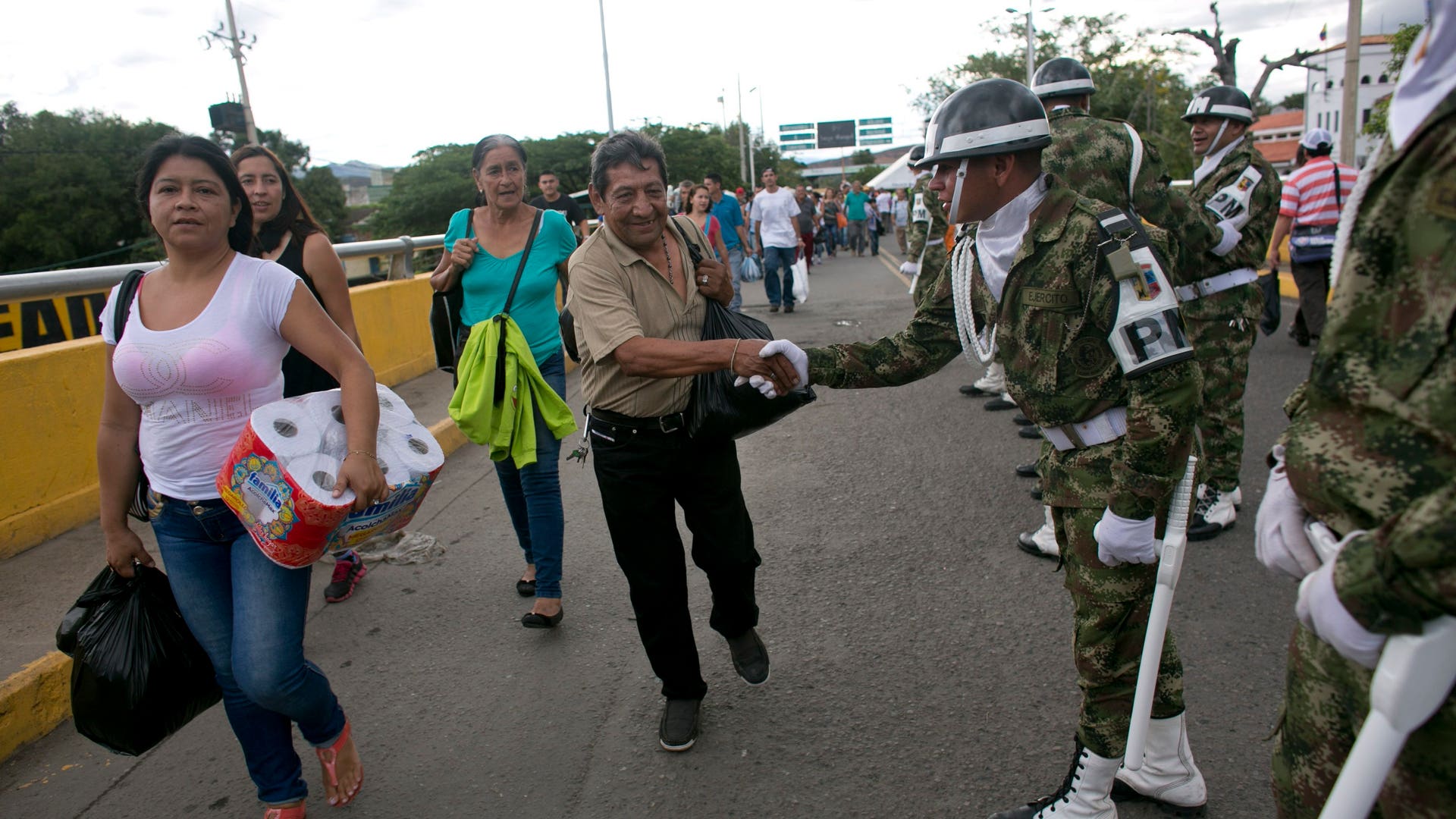 APTOPIX_Colombia_Vene_Vros