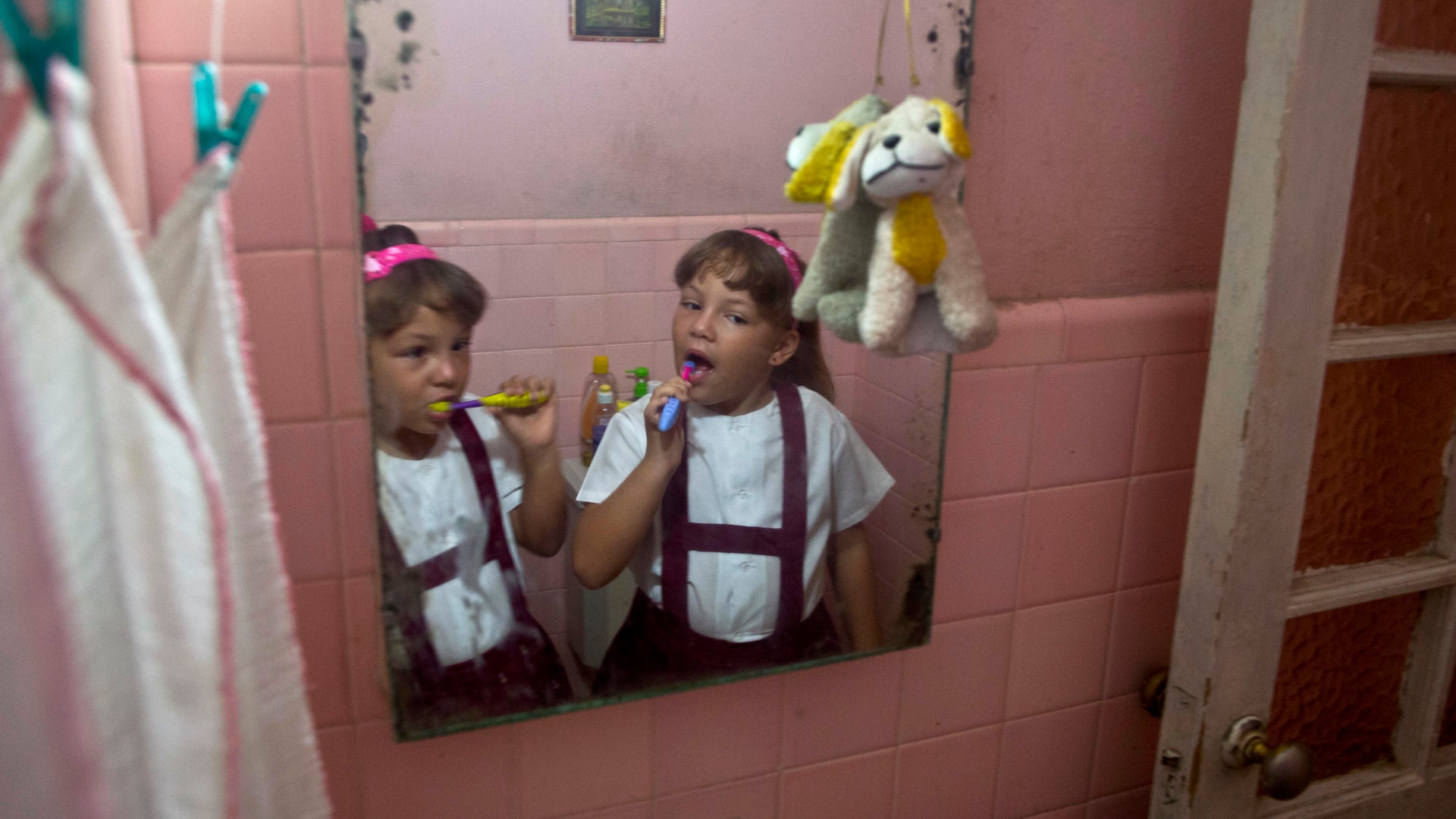 APTOPIX_Cuba_Twinvill_Grat