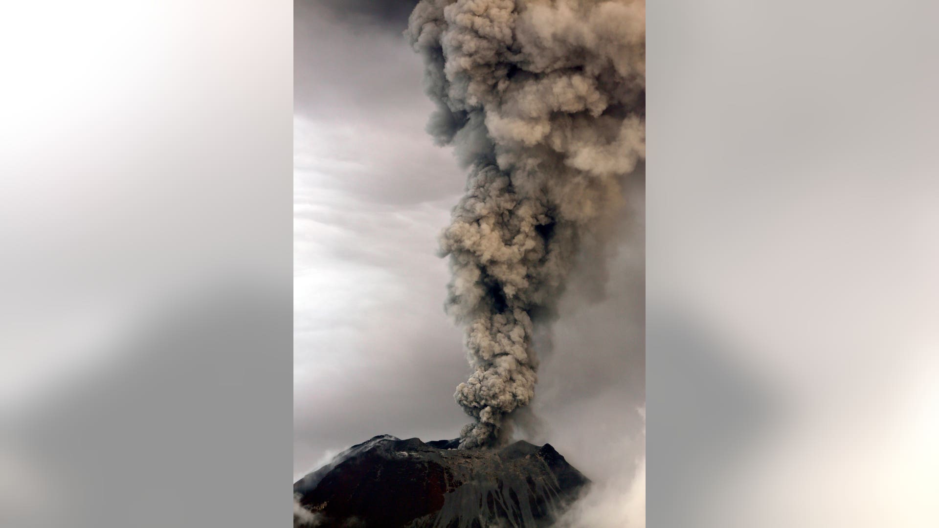 APTOPIX_Ecuador_Tungu_Vros