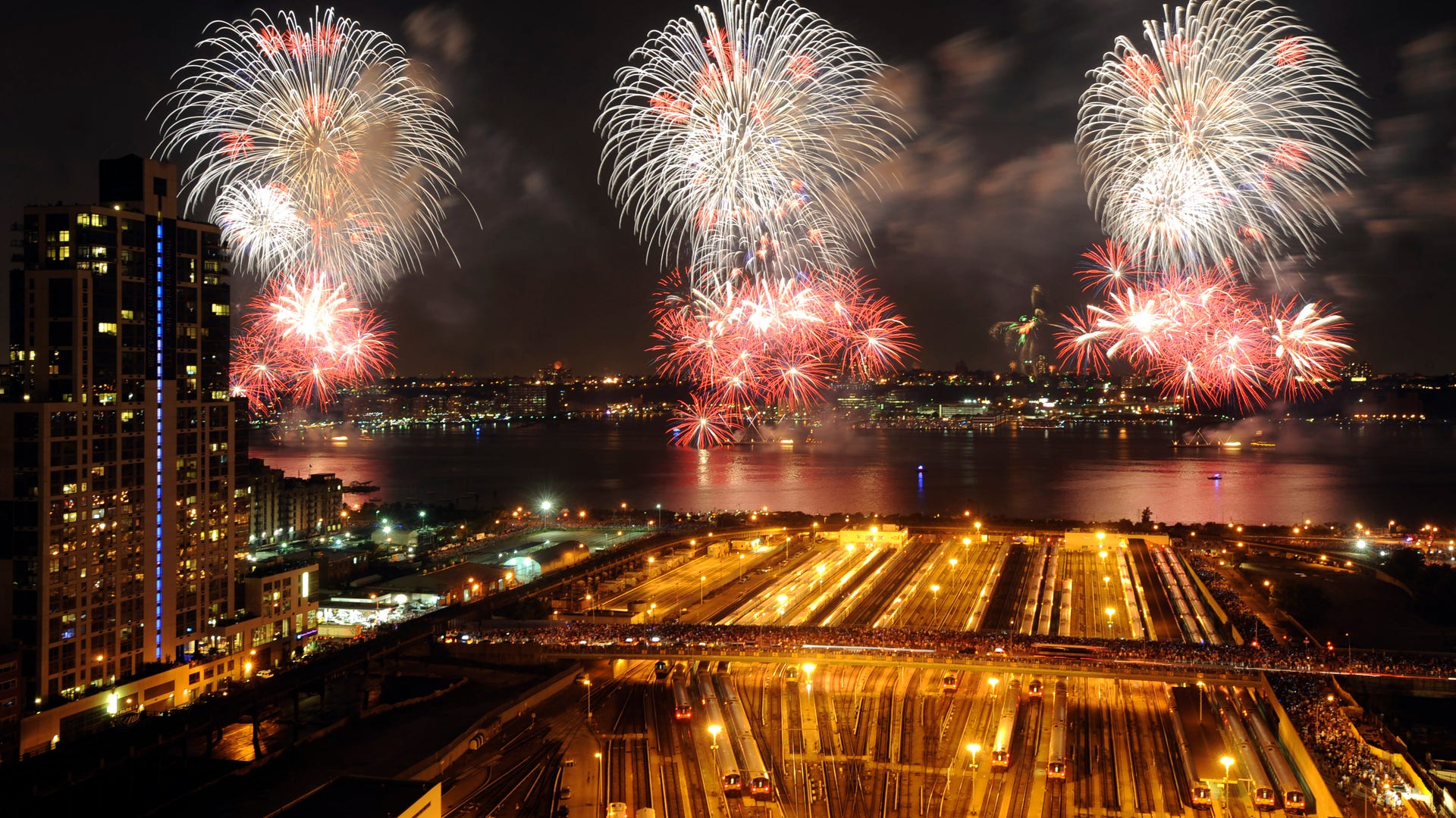 APTOPIX_Fourth_of_Jul_Angu__2_