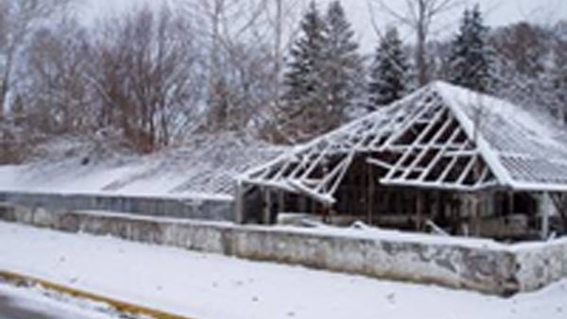 Abandoned_Greenhouse_Marion_Indiana_2_test