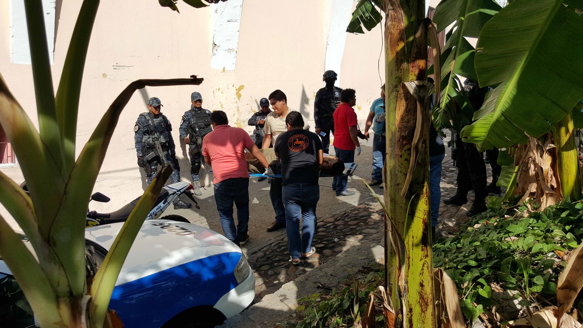 Acapulco_police_take_body2