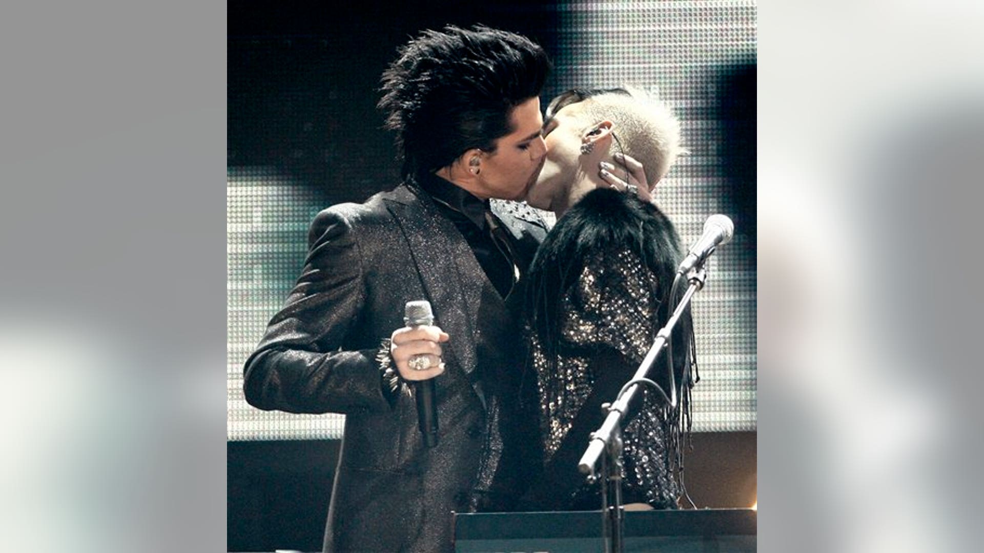 Adam_Lambert_AMA_Performance5