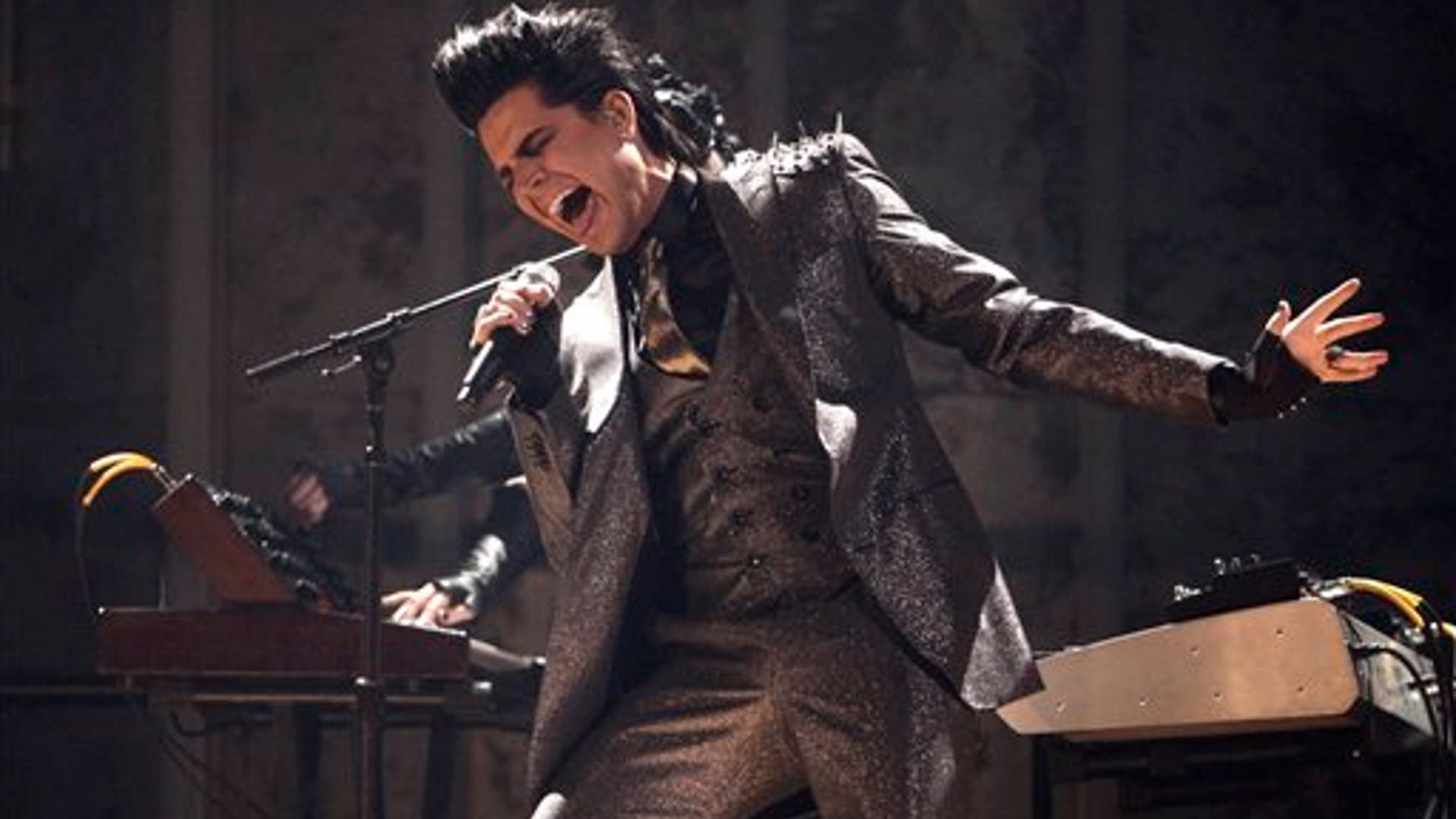 Adam_Lambert_AMA_Performance7