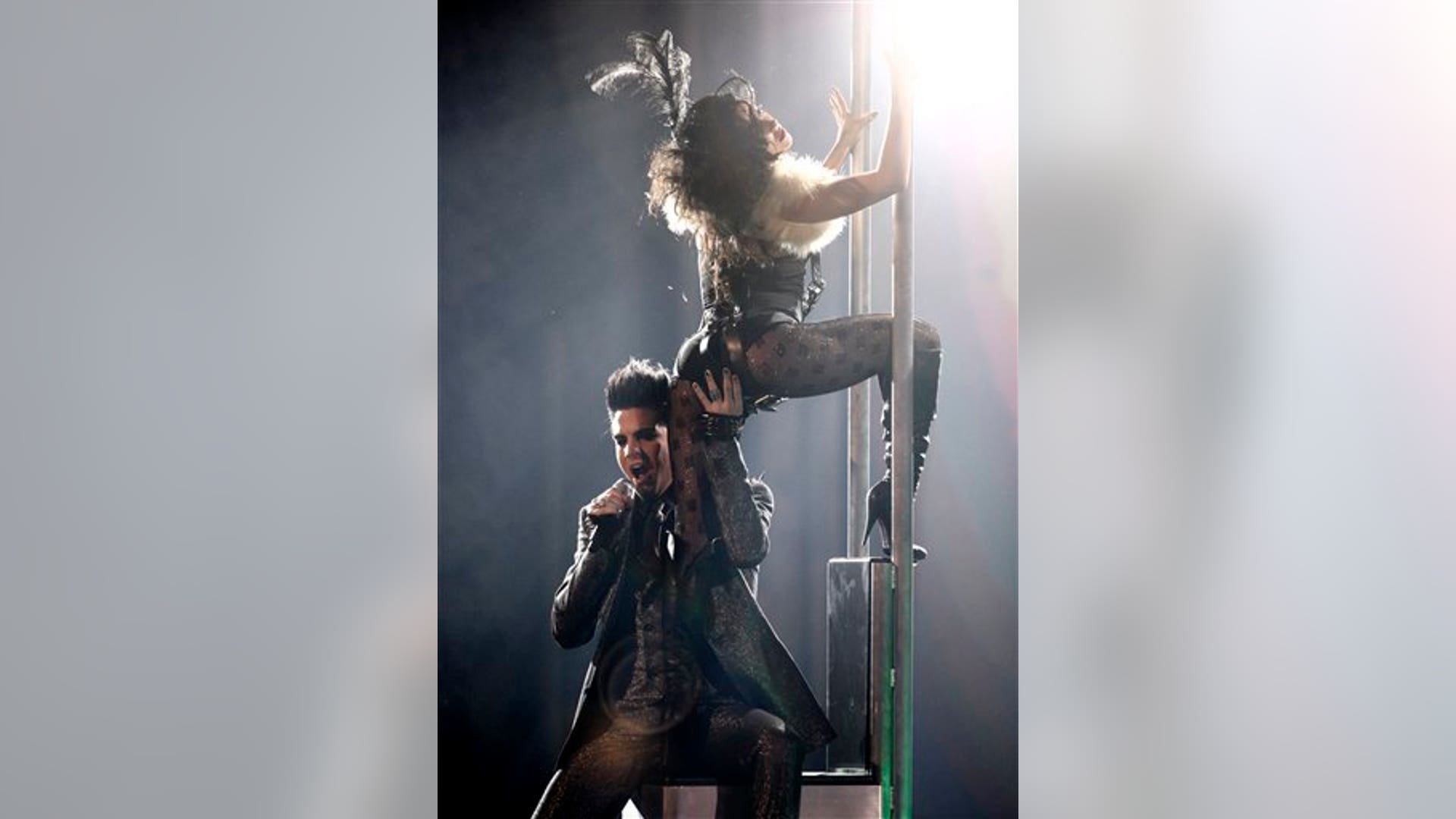 Adam_Lambert_AMA_Performance8