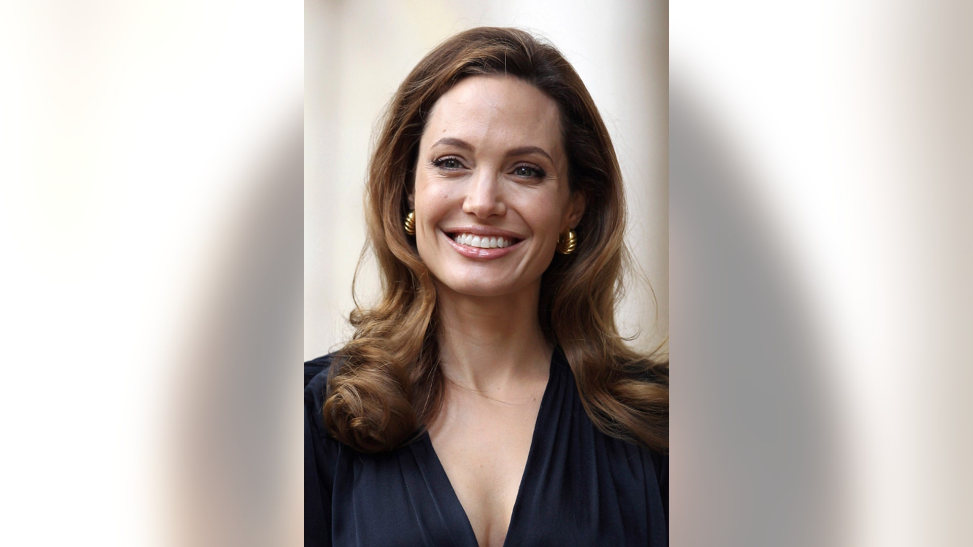 Angelina_Jolie_party_ret