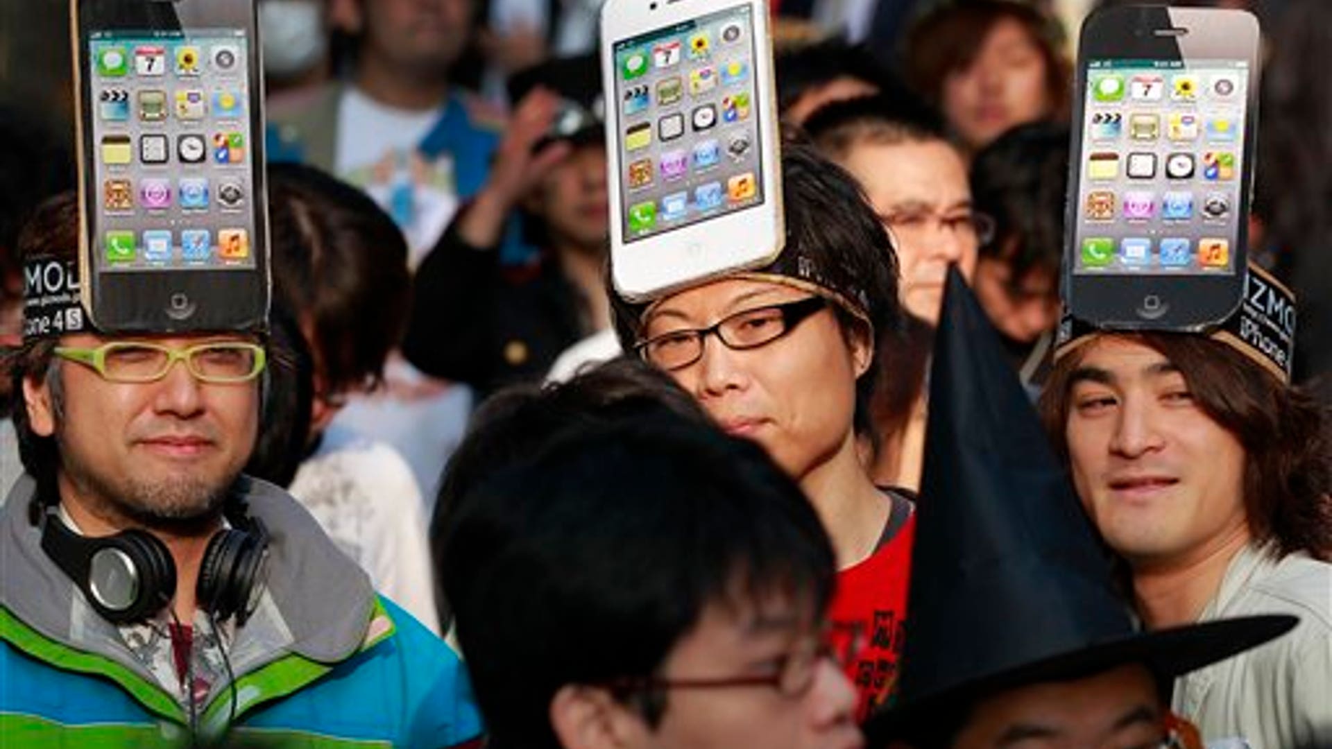 Apple_fans__silly_hats_in_Japan